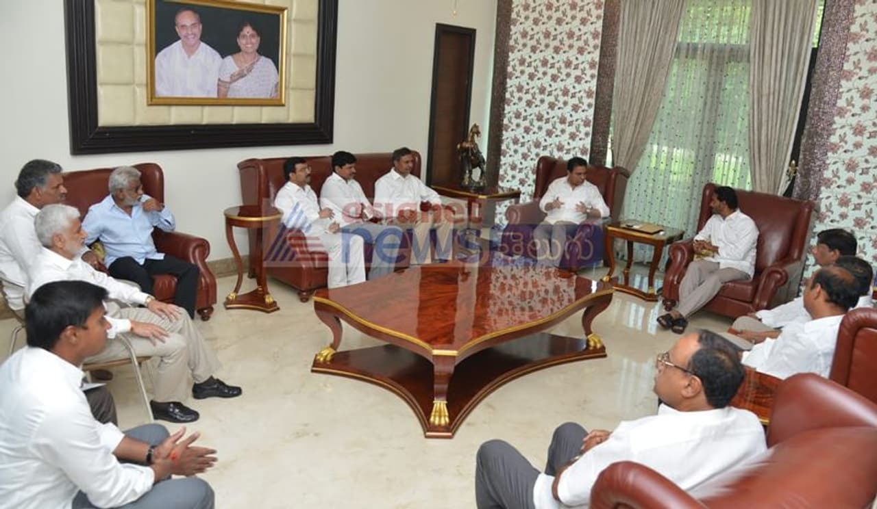 జగన్మోహన్ రెడ్డితో కేటీఆర్ భేటీ జగన్మోహన్ రెడ్డితో కేటీఆర్ భేటీ