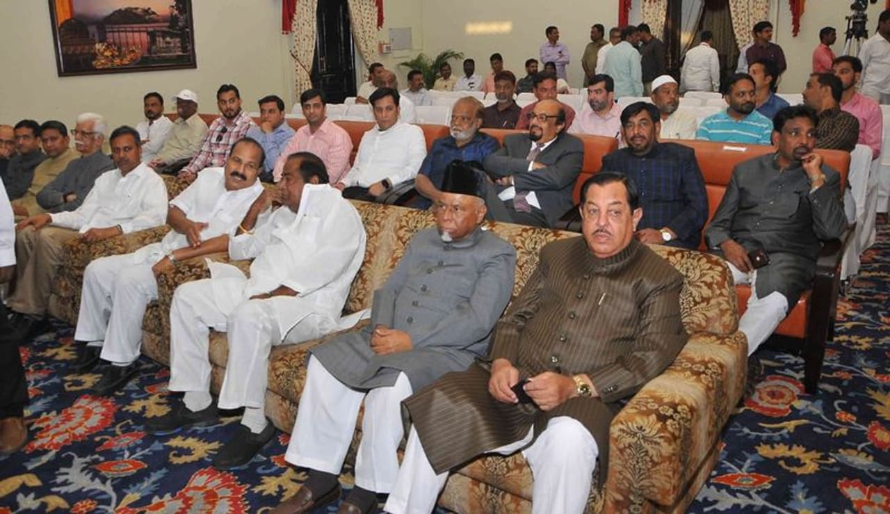 తెలంగాణ ప్రోటెం స్పీకర్ ప్రమాణం: దోస్తీకీ నజరానా (ఫొటోలు) తెలంగాణ ప్రోటెం స్పీకర్ ప్రమాణం: దోస్తీకీ నజరానా (ఫొటోలు)