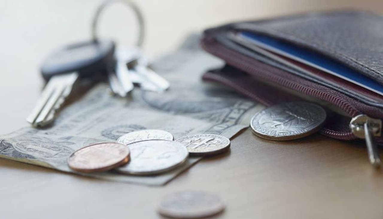 <p style="text align: justify;">ಪರ್ಸ್ ಹಣವನ್ನು ನಿರ್ವಹಿಸುವ ಕೆಲಸ ಮಾಡುತ್ತದೆ. ಆದರೆ ಪರ್ಸ್ ನಲ್ಲಿ ಹಣವನ್ನು ಉಳಿಸಲು ಸಾಧ್ಯವಿರುವುದಿಲ್ಲ. ಇದಕ್ಕೆ ಕಾರಣ ನೀವು ಮಾಡುವ ತಪ್ಪುಗಳು. ಶಾಸ್ತ್ರದಲ್ಲಿ ಹೇಳಿರುವ ಕೆಲವು ವಸ್ತುಗಳನ್ನು ಪರ್ಸ್ ನಲ್ಲಿ ಇಟ್ಟರೆ, ಹಣ ಉಳಿಯುವುದಿಲ್ಲ. ಜೊತೆಗೆ ಆರ್ಥಿಕ ಸಂಕಷ್ಟವನ್ನು ಎದುರಿಸಬಹುದು. ಹಾಗಿದ್ದರೆ ಯಾವ ವಸ್ತುಗಳನ್ನು ಪರ್ಸ್ ನಲ್ಲಿ ಇಡಬಾರದು ನೋಡೋಣ... </p> <p style="text align: justify;">ಪರ್ಸ್ ಹಣವನ್ನು ನಿರ್ವಹಿಸುವ ಕೆಲಸ ಮಾಡುತ್ತದೆ. ಆದರೆ ಪರ್ಸ್ ನಲ್ಲಿ ಹಣವನ್ನು ಉಳಿಸಲು ಸಾಧ್ಯವಿರುವುದಿಲ್ಲ. ಇದಕ್ಕೆ ಕಾರಣ ನೀವು ಮಾಡುವ ತಪ್ಪುಗಳು. ಶಾಸ್ತ್ರದಲ್ಲಿ ಹೇಳಿರುವ ಕೆಲವು ವಸ್ತುಗಳನ್ನು ಪರ್ಸ್ ನಲ್ಲಿ ಇಟ್ಟರೆ, ಹಣ ಉಳಿಯುವುದಿಲ್ಲ. ಜೊತೆಗೆ ಆರ್ಥಿಕ ಸಂಕಷ್ಟವನ್ನು ಎದುರಿಸಬಹುದು. ಹಾಗಿದ್ದರೆ ಯಾವ ವಸ್ತುಗಳನ್ನು ಪರ್ಸ್ ನಲ್ಲಿ ಇಡಬಾರದು ನೋಡೋಣ... </p>