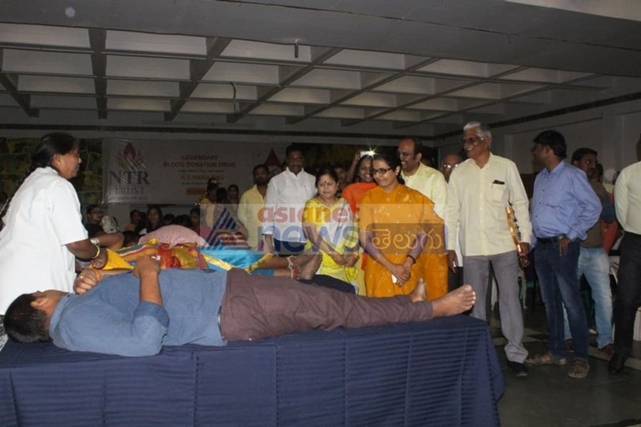 ఎన్టీఆర్ వర్ధంతి: రక్తదాన శిబిరంలో నారా భువనేశ్వరి ఎన్టీఆర్ వర్ధంతి: రక్తదాన శిబిరంలో నారా భువనేశ్వరి