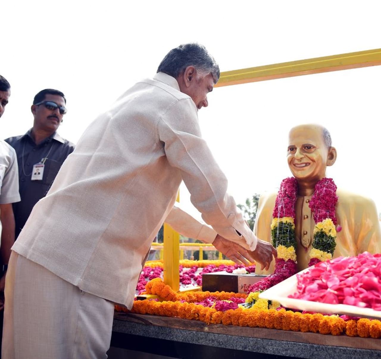 ఎన్టీఆర్ విగ్రహాన్ని ఆవిష్కరించిన చంద్రబాబు ఎన్టీఆర్ విగ్రహాన్ని ఆవిష్కరించిన చంద్రబాబు