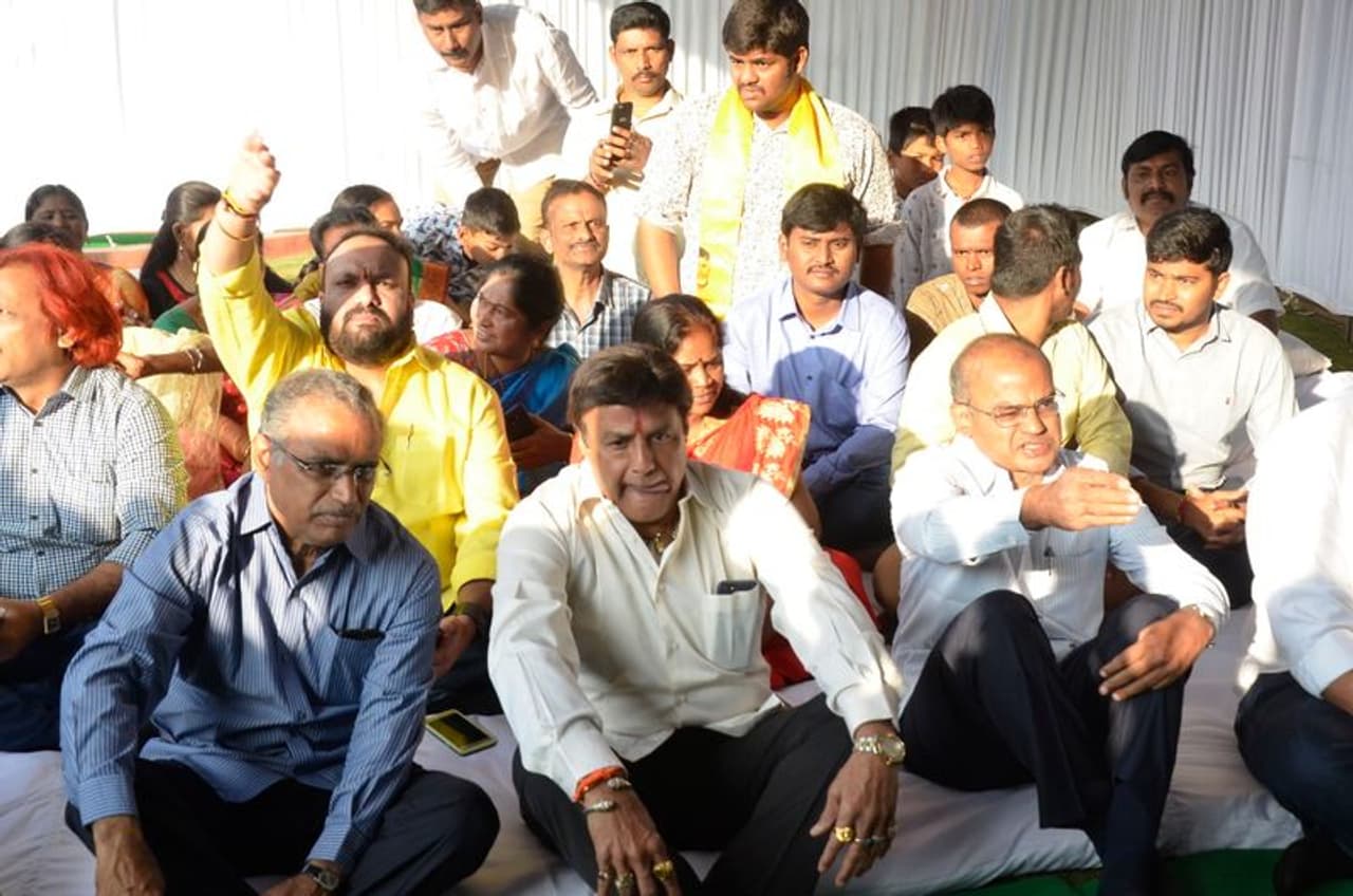 ఎన్టీఆర్ ఘాట్ వద్ద బాలయ్య, బ్రాహ్మణి, భువనేశ్వరి (ఫొటోలు) ఎన్టీఆర్ ఘాట్ వద్ద బాలయ్య, బ్రాహ్మణి, భువనేశ్వరి (ఫొటోలు)