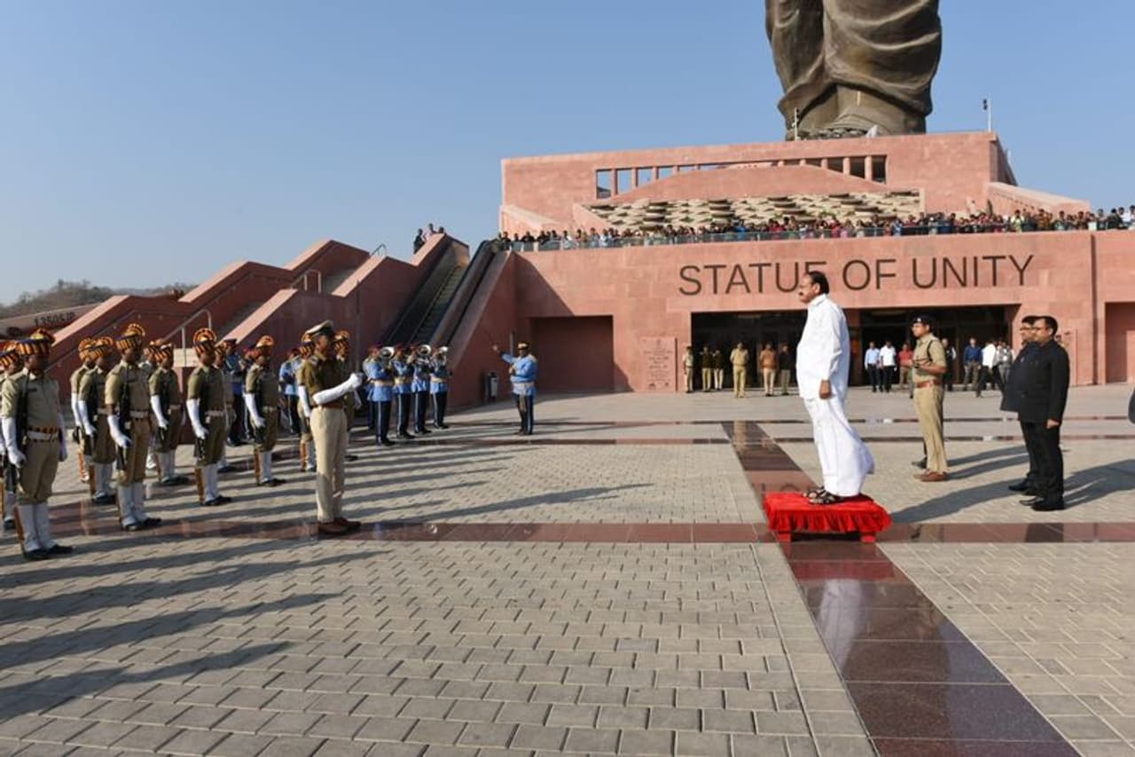 స్యాట్యూ ఆఫ్ యూనిటీ వద్ద వెంకయ్య (ఫొటోలు) స్యాట్యూ ఆఫ్ యూనిటీ వద్ద వెంకయ్య (ఫొటోలు)