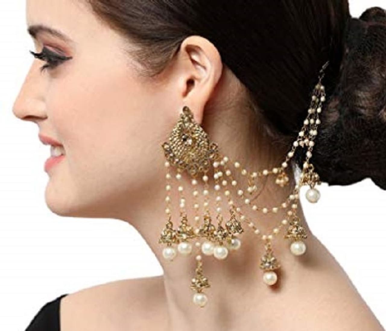 <p><strong>ಎನಾಮೆಲ್ಡ್ ಜುಮ್ಕಿ ಕಿವಿಯೋಲೆಗಳು</strong><br />ಕೆಲವು ಸ್ಪಾರ್ಕಲಿಂಗ್ ಆಭರಣಗಳಿಲ್ಲದೆ ಯಾವುದೇ ಮದುವೆಯ ತಯಾರಿ ಪೂರ್ಣಗೊಳ್ಳುವುದಿಲ್ಲ, ಕಿವಿಯೋಲೆಗಳು ಅವುಗಳಲ್ಲಿ ಒಂದು. ಅದರಲ್ಲೂ ಮದುವೆಗೆ ದೊಡ್ಡದಾದ ಜುಮ್ಕಿ ಬೆಸ್ಟ್ ಲುಕ್ ನೀಡುತ್ತದೆ. ಕಿವಿಯೋಲೆಗಳನ್ನು ಲೆಹೆಂಗಾ, ಶರಾರಸ್ನೊಂದಿಗೆ ಧರಿಸಬಹುದು ಮತ್ತು ಸಂಗೀತ ರಾತ್ರಿಗಳಿಗೆ ಸೂಕ್ತ.</p>