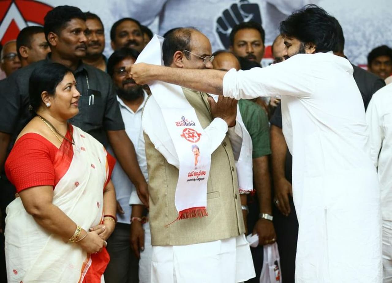 జనసేనాని పవన్ కళ్యాణ్ సమక్షంలో పార్టీలో చేరిన ఆకుల సత్యనారాయణ జనసేనాని పవన్ కళ్యాణ్ సమక్షంలో పార్టీలో చేరిన ఆకుల సత్యనారాయణ