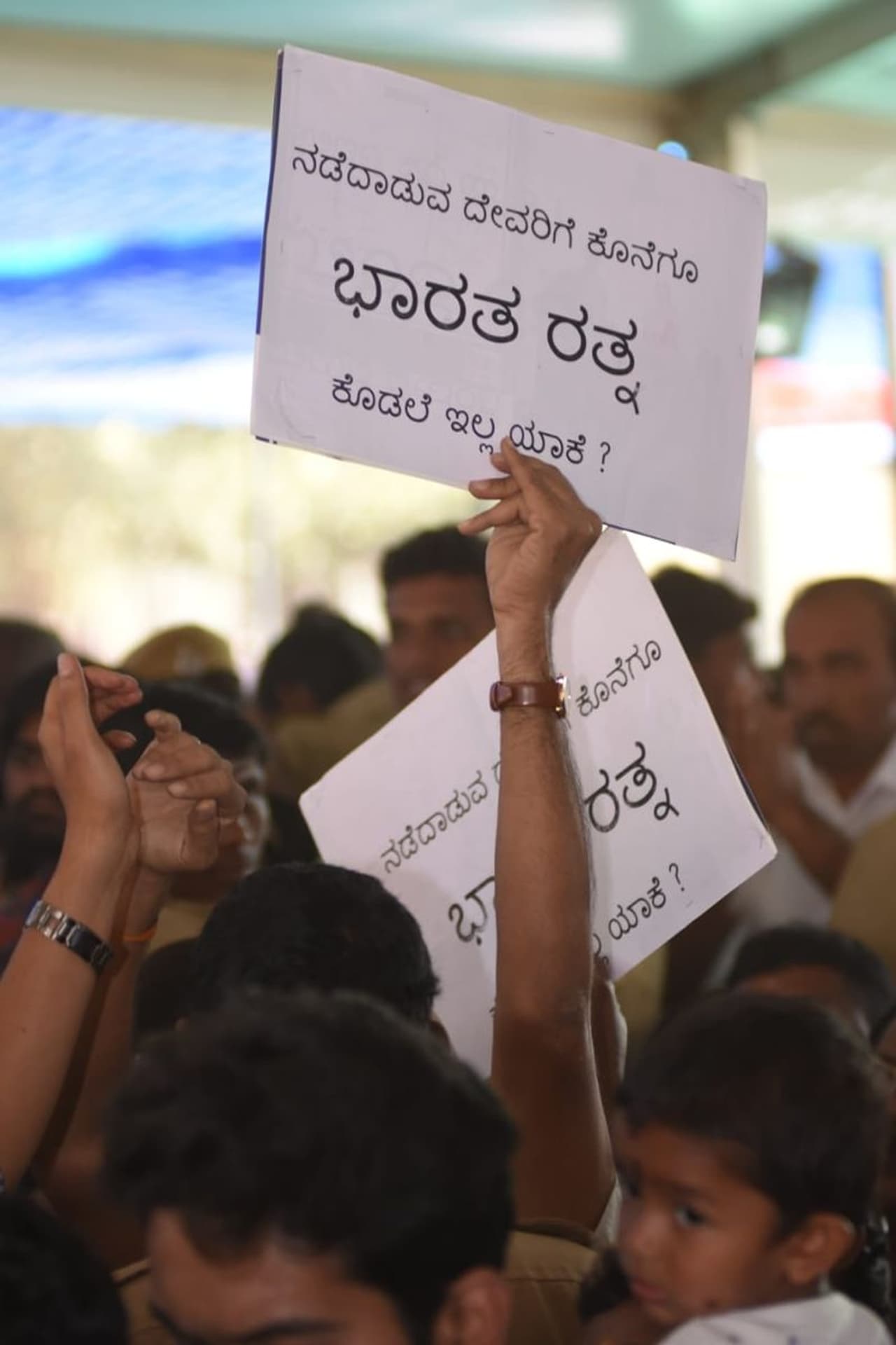 ಸಿದ್ಧಗಂಗಾ ಶ್ರೀಗಳಿಗೇಕೆ ನೀಡಿಲ್ಲ ಭಾರತ ರತ್ನ? ಶ್ರೀಗಳ ಅಂತಿಮ ದರ್ಶನದ ವೇಳೆ ಭಕ್ತರ ಪ್ರಶ್ನೆ. ಸಿದ್ಧಗಂಗಾ ಶ್ರೀಗಳಿಗೇಕೆ ನೀಡಿಲ್ಲ ಭಾರತ ರತ್ನ? ಶ್ರೀಗಳ ಅಂತಿಮ ದರ್ಶನದ ವೇಳೆ ಭಕ್ತರ ಪ್ರಶ್ನೆ.