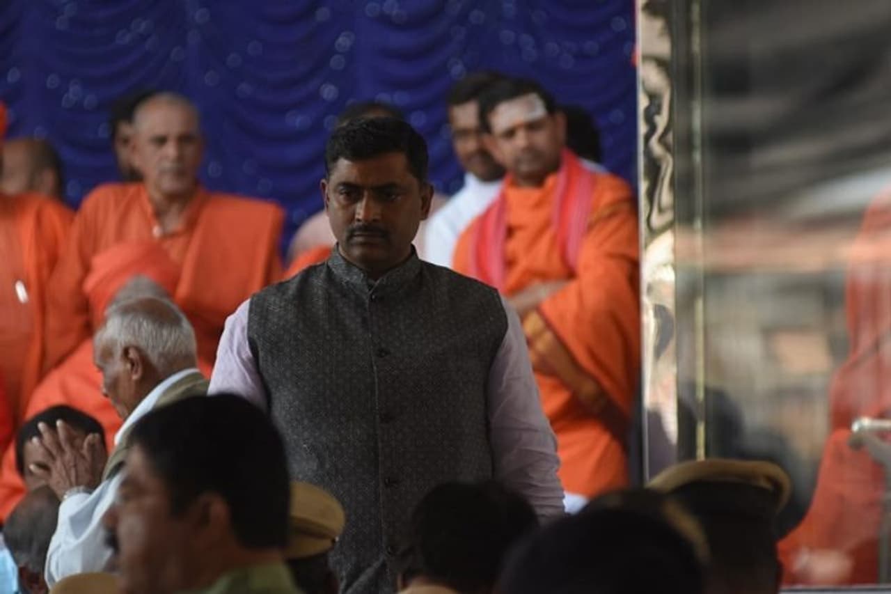 ರಾಜ್ಯ ಬಿಜೆಪಿ ಉಸ್ತುವಾರಿ ಮುರುಳೀಧರ್ ರಾವ್ ಶ್ರೀಗಳ ಅಂತಿಮ ದರ್ಶನಕ್ಕೆ ಬಂದಿದ್ದಾಗ ಕಾಣಿಸಿದ್ದು ಹೀಗೆ ರಾಜ್ಯ ಬಿಜೆಪಿ ಉಸ್ತುವಾರಿ ಮುರುಳೀಧರ್ ರಾವ್ ಶ್ರೀಗಳ ಅಂತಿಮ ದರ್ಶನಕ್ಕೆ ಬಂದಿದ್ದಾಗ ಕಾಣಿಸಿದ್ದು ಹೀಗೆ