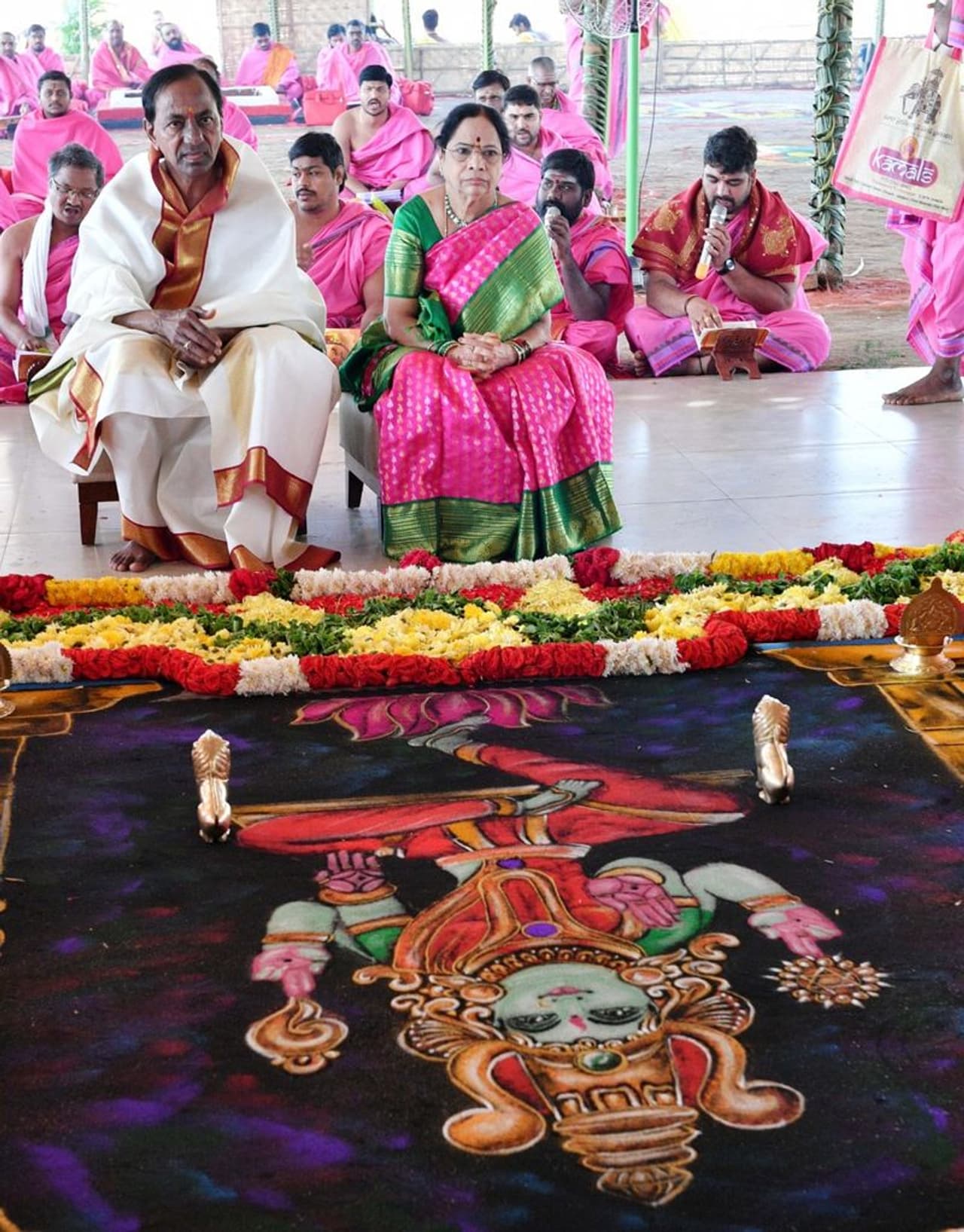 కేసీఆర్ సహస్ర చండీయాగం రెండో రోజు (ఫొటోలు) కేసీఆర్ సహస్ర చండీయాగం రెండో రోజు (ఫొటోలు)