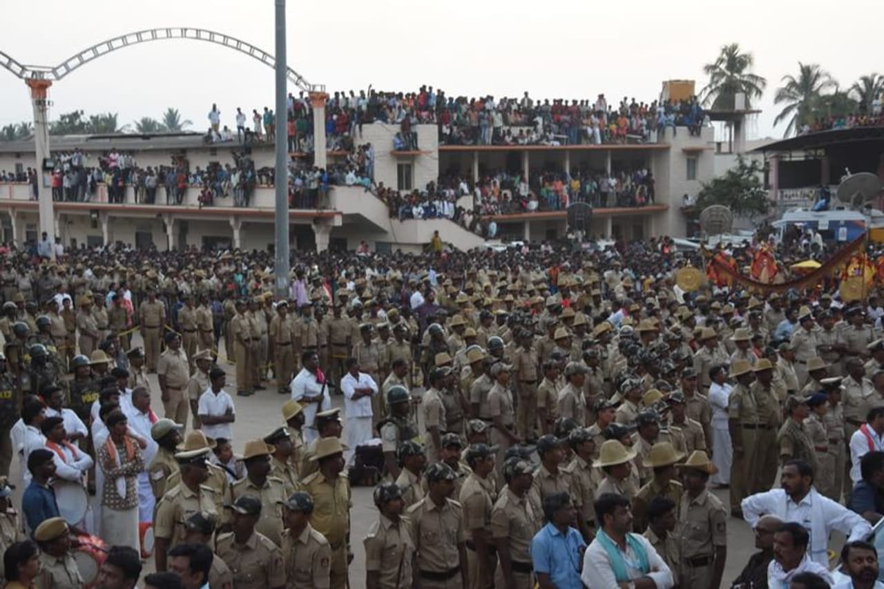 ಸಕಲ ಸರಕಾರಿ ಗೌರವಗಳೊಂದಿಗೆ ಸಿದ್ಧಗಂಗಾ ಶ್ರೀಗಳನ್ನು ಬೀಳ್ಕೊಡಲಾಯಿತು. ಸಕಲ ಸರಕಾರಿ ಗೌರವಗಳೊಂದಿಗೆ ಸಿದ್ಧಗಂಗಾ ಶ್ರೀಗಳನ್ನು ಬೀಳ್ಕೊಡಲಾಯಿತು.