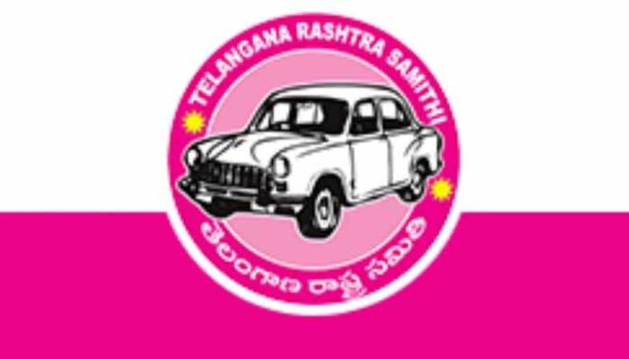 రాష్ట్రంలోని 16 ఎంపీ స్థానాలను కైవసం చేసుకోవాలని టీఆర్ఎస్ ప్లాన్ చేస్తోంది. అయితే సుమారు 9 స్థానాల్లో కొత్త అభ్యర్థులను మార్చాలని కేసీఆర్ భావిస్తున్నట్టు ఆ పార్టీ వర్గాల్లో ప్రచారం సాగుతోంది. రాష్ట్రంలోని 16 ఎంపీ స్థానాలను కైవసం చేసుకోవాలని టీఆర్ఎస్ ప్లాన్ చేస్తోంది. అయితే సుమారు 9 స్థానాల్లో కొత్త అభ్యర్థులను మార్చాలని కేసీఆర్ భావిస్తున్నట్టు ఆ పార్టీ వర్గాల్లో ప్రచారం సాగుతోంది.