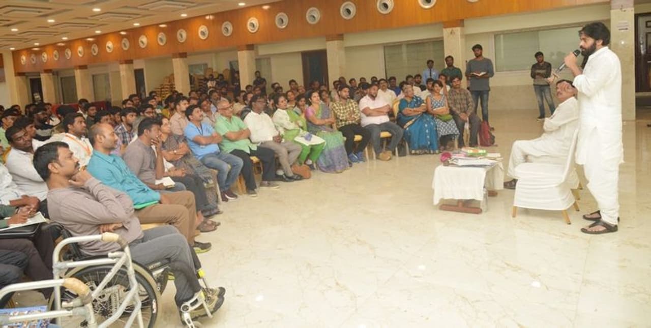 ఉత్తరాంధ్రలో పవన్ కల్యాణ్ భేటీలు(ఫొటోలు) ఉత్తరాంధ్రలో పవన్ కల్యాణ్ భేటీలు(ఫొటోలు)