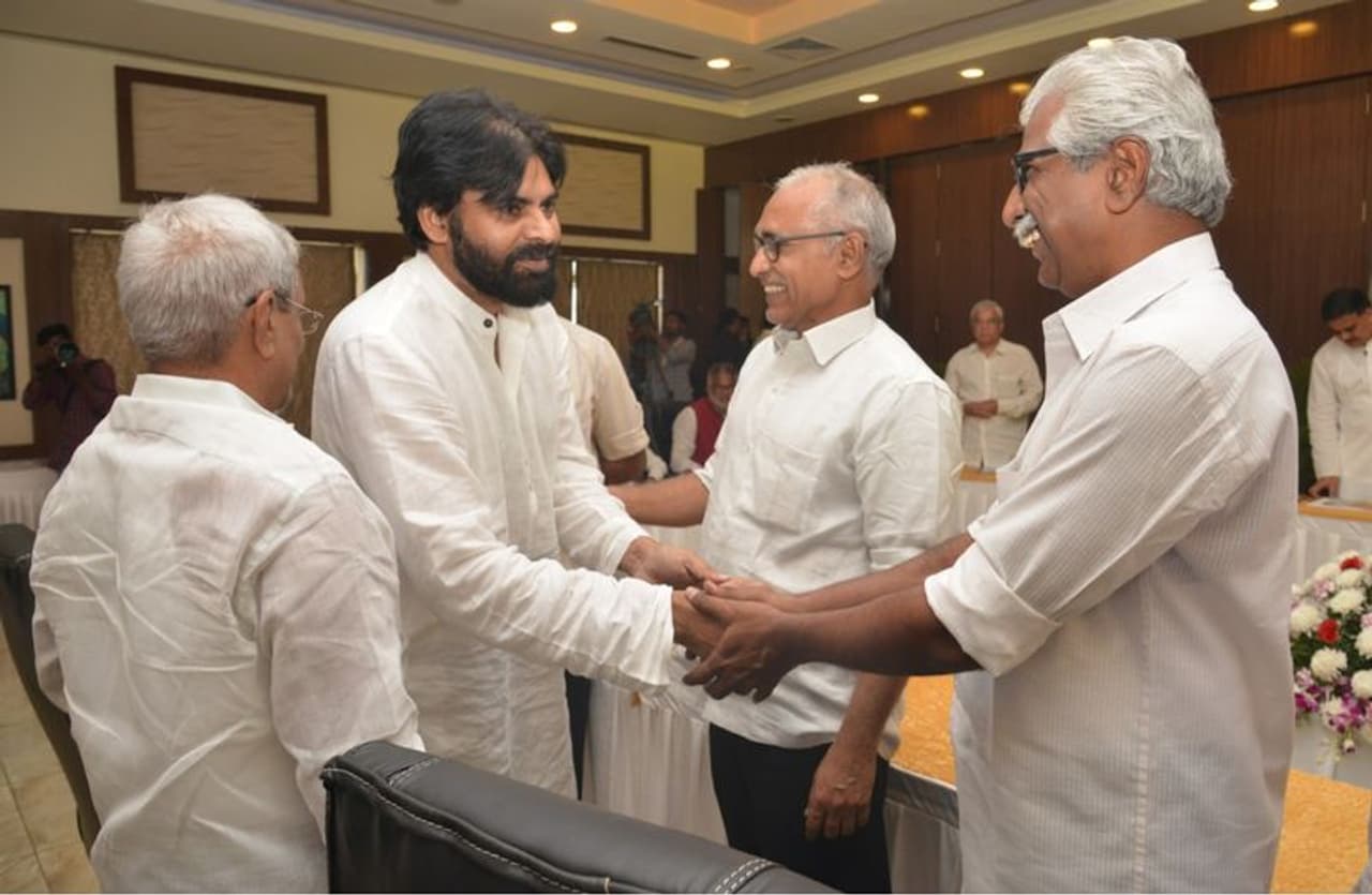 లెఫ్ట్ నేతలతో పవన్ కల్యాణ్ సమావేశం (ఫొటోలు) లెఫ్ట్ నేతలతో పవన్ కల్యాణ్ సమావేశం (ఫొటోలు)