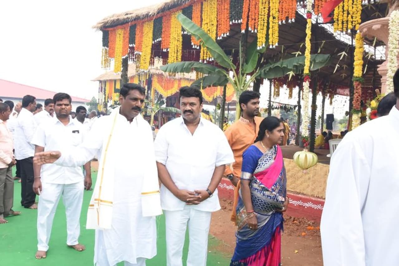 చండీయాగంలో కుటుంబసభ్యులతో పాల్గొన్న తలసాని(ఫోటోలు) చండీయాగంలో కుటుంబసభ్యులతో పాల్గొన్న తలసాని(ఫోటోలు)