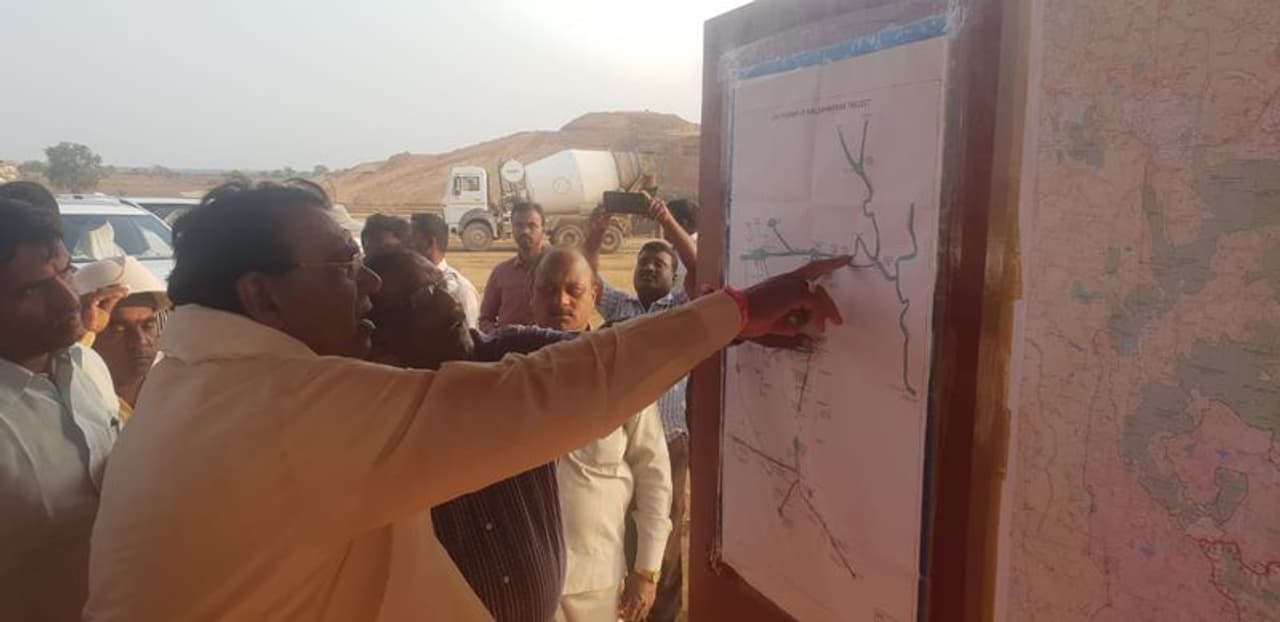 కొండపోచమ్మ రిజర్వాయర్ పనులను పరిశీలించిన పోచారం కొండపోచమ్మ రిజర్వాయర్ పనులను పరిశీలించిన పోచారం