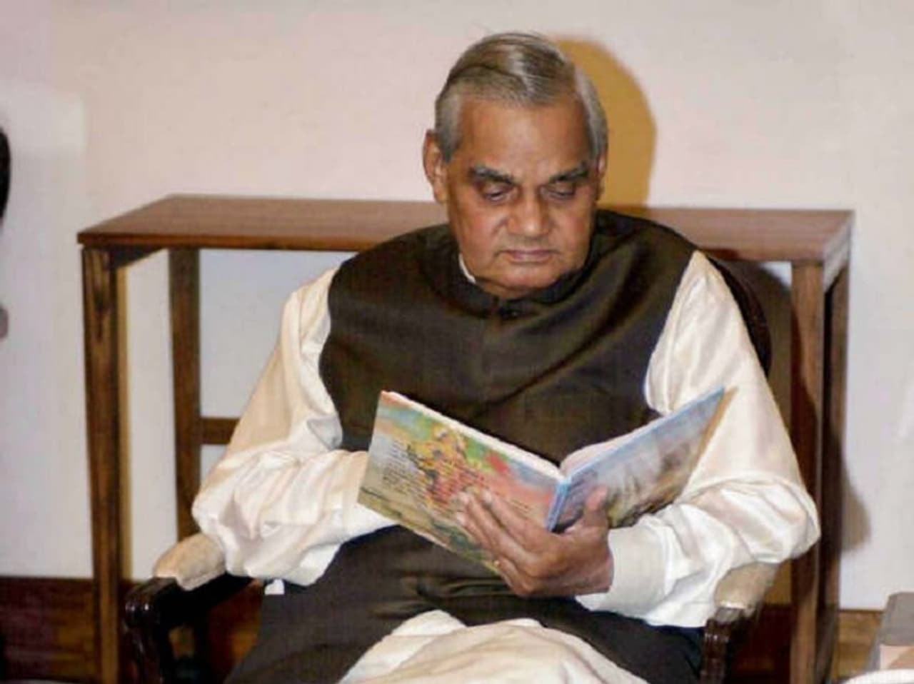 దేశంలో బీజేపీ నేతృత్వంలోని ఎన్డీఏ ప్రభుత్వం తొలిసారిగా అధికారంలోకి రావడానికి ఏబీ వాజ్పేయ్ కారణంగా చెబుతారు. వాజ్పేయ్ను అన్ని పార్టీలకు చెందిన నేతలు గౌరవిస్తారు. సిద్దాంతరీత్యా విబేధాలు ఉన్నా కూడ వాజ్పేయ్ను అన్ని పార్టీల నేతలు కూడ గౌరవిస్తారు. 1996 నుండి 2004 వరకు మూడు దఫాలు వాజ్పేయ్ ప్రధానిగా సేవలు అందించారు.1996లో తొలిసారిగా వాజ్పేయ్ తొలిసారిగా ప్రధానమంత్రిగా ఎన్నికయ్యారు.13 రోజుల పాటు మాత్రమే వాజ్పేయ్ ప్రధానిగా కొనసాగారు. దేశంలో బీజేపీ నేతృత్వంలోని ఎన్డీఏ ప్రభుత్వం తొలిసారిగా అధికారంలోకి రావడానికి ఏబీ వాజ్పేయ్ కారణంగా చెబుతారు. వాజ్పేయ్ను అన్ని పార్టీలకు చెందిన నేతలు గౌరవిస్తారు. సిద్దాంతరీత్యా విబేధాలు ఉన్నా కూడ వాజ్పేయ్ను అన్ని పార్టీల నేతలు కూడ గౌరవిస్తారు. 1996 నుండి 2004 వరకు మూడు దఫాలు వాజ్పేయ్ ప్రధానిగా సేవలు అందించారు.1996లో తొలిసారిగా వాజ్పేయ్ తొలిసారిగా ప్రధానమంత్రిగా ఎన్నికయ్యారు.13 రోజుల పాటు మాత్రమే వాజ్పేయ్ ప్రధానిగా కొనసాగారు.