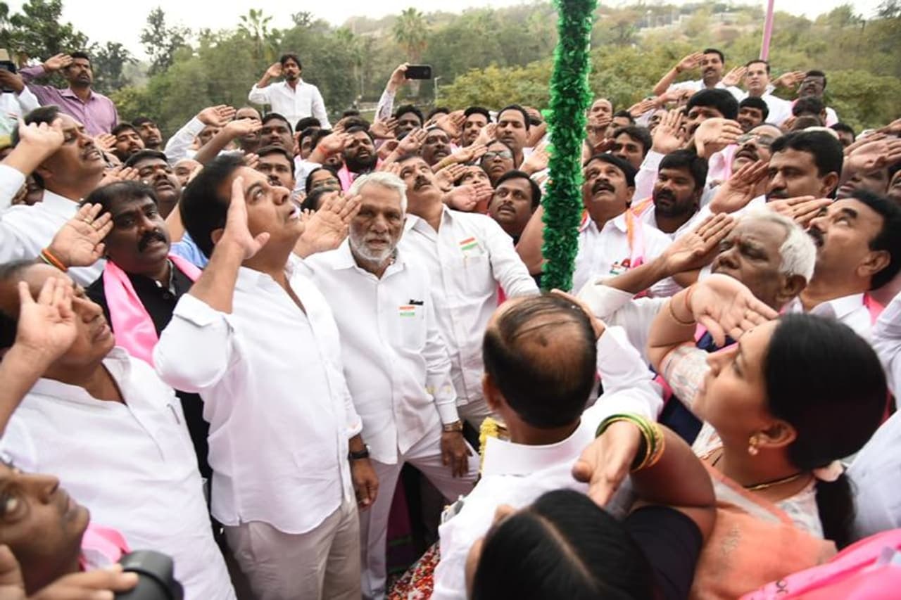 తెలంగాణ భవన్ లో కేటీఆర్ జాతీయ జెండా ఆవిష్కరణ (ఫొటోలు) తెలంగాణ భవన్ లో కేటీఆర్ జాతీయ జెండా ఆవిష్కరణ (ఫొటోలు)