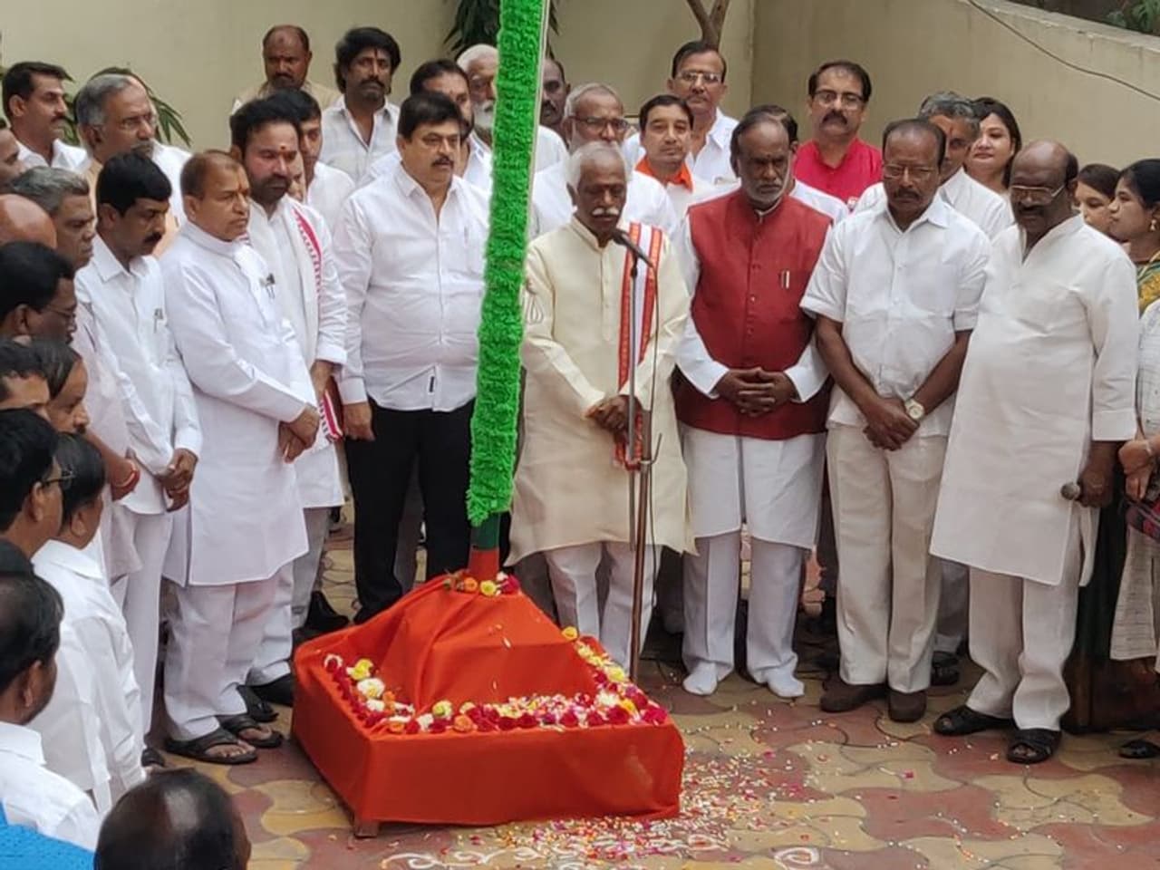 బిజెపి ఆఫీసులో గణతంత్ర దినోత్సవ వేడుకలు (ఫొటోలు) బిజెపి ఆఫీసులో గణతంత్ర దినోత్సవ వేడుకలు (ఫొటోలు)