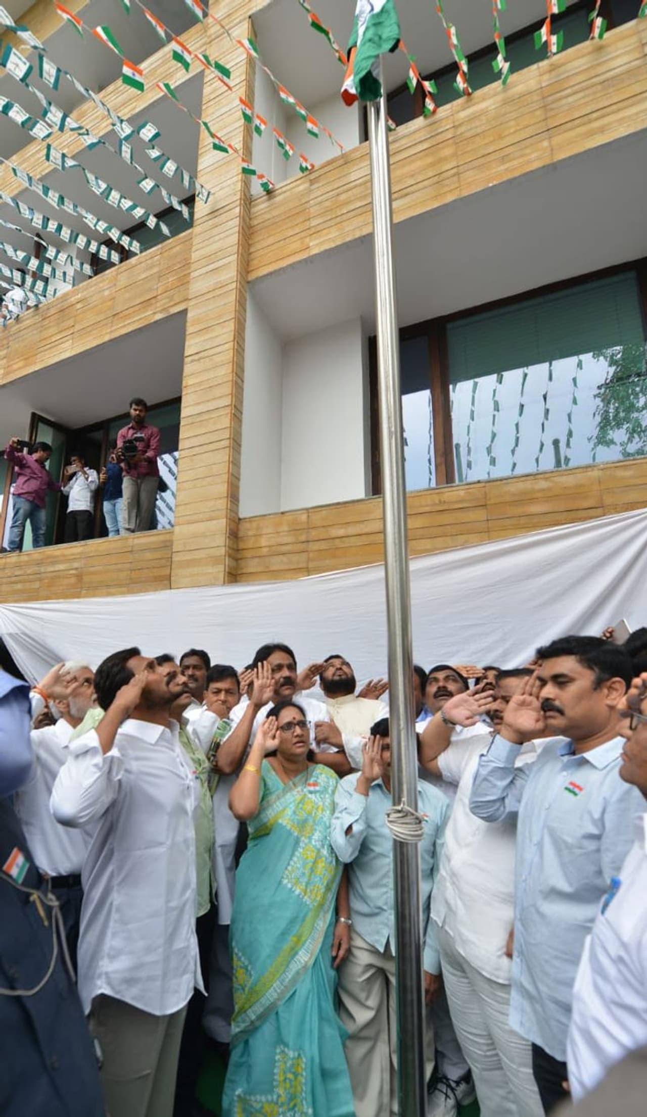 వైసిపి గణతంత్ర వేడుకల్లో వైఎస్ జగన్ (ఫొటోలు) వైసిపి గణతంత్ర వేడుకల్లో వైఎస్ జగన్ (ఫొటోలు)