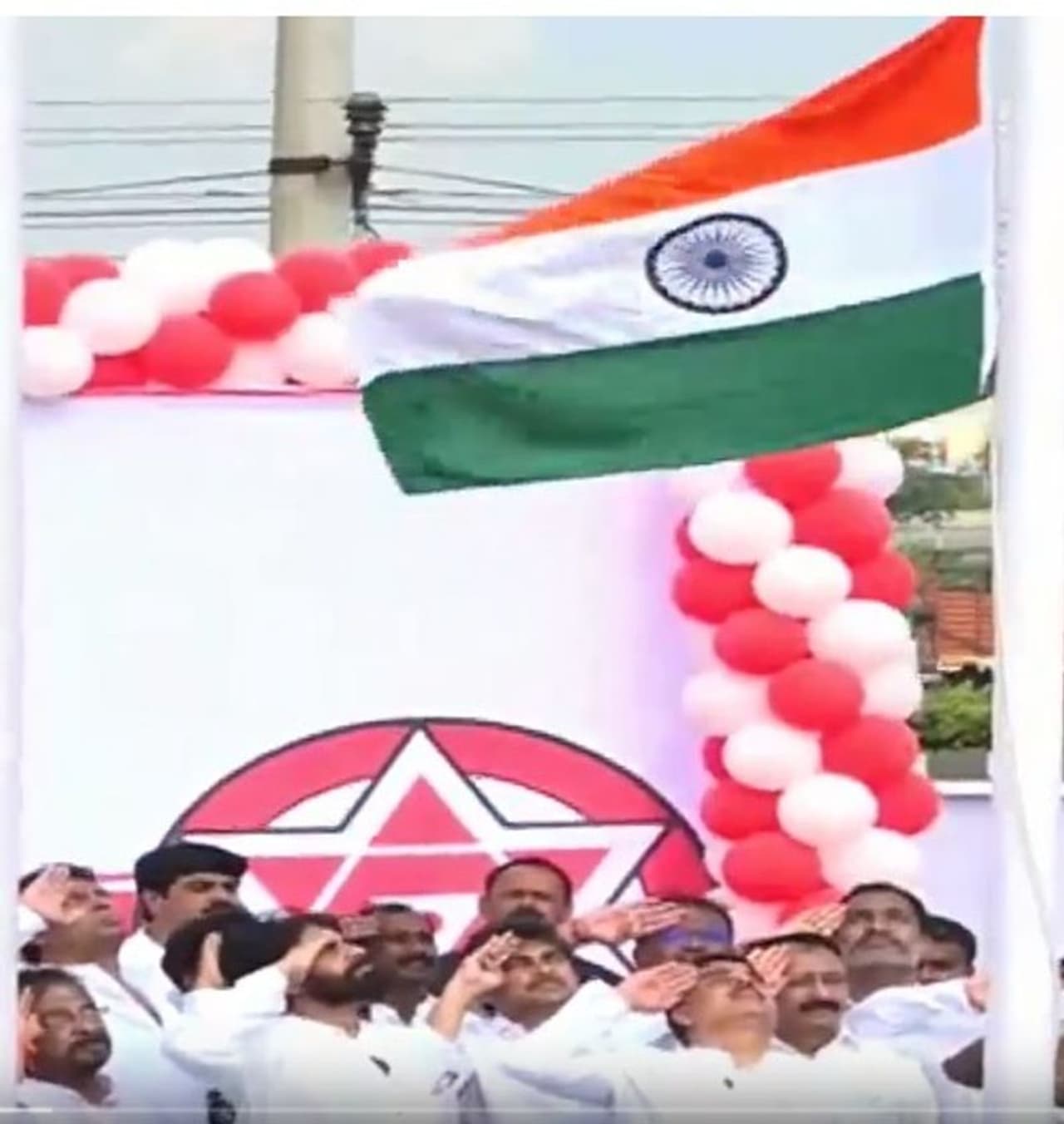 పవన్ కల్యాణ్ జెండా వందనం (ఫొటోలు) పవన్ కల్యాణ్ జెండా వందనం (ఫొటోలు)