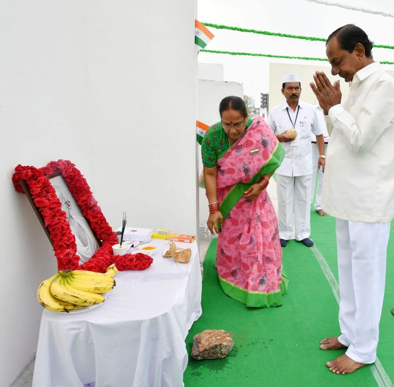 కేసీఆర్: ప్రగతి భవన్ లో వేడుకలు, అమరవీరులకు నివాళి (ఫొటోలు) కేసీఆర్: ప్రగతి భవన్ లో వేడుకలు, అమరవీరులకు నివాళి (ఫొటోలు)