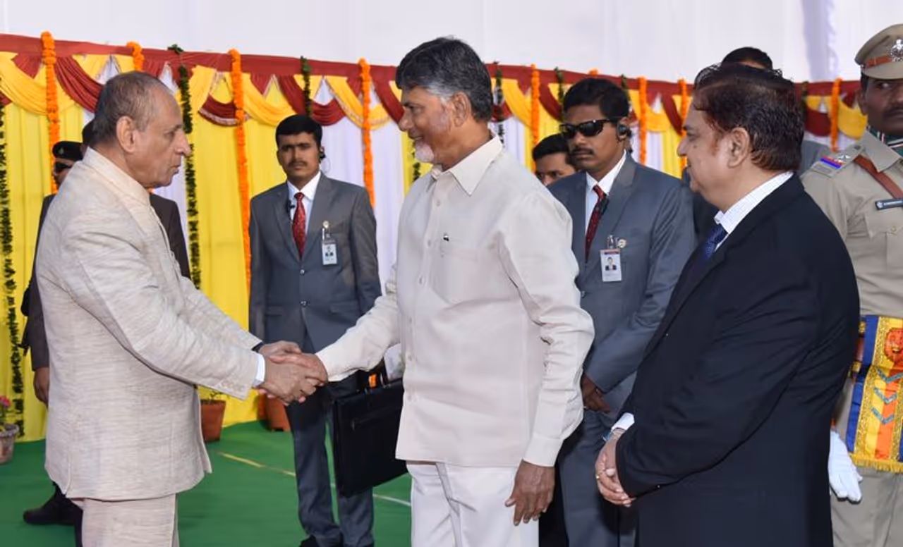 గణతంత్ర వేడుకలు: గవర్నర్ తో చేతులు కలిపిన బాబు (ఫొటోలు) గణతంత్ర వేడుకలు: గవర్నర్ తో చేతులు కలిపిన బాబు (ఫొటోలు)