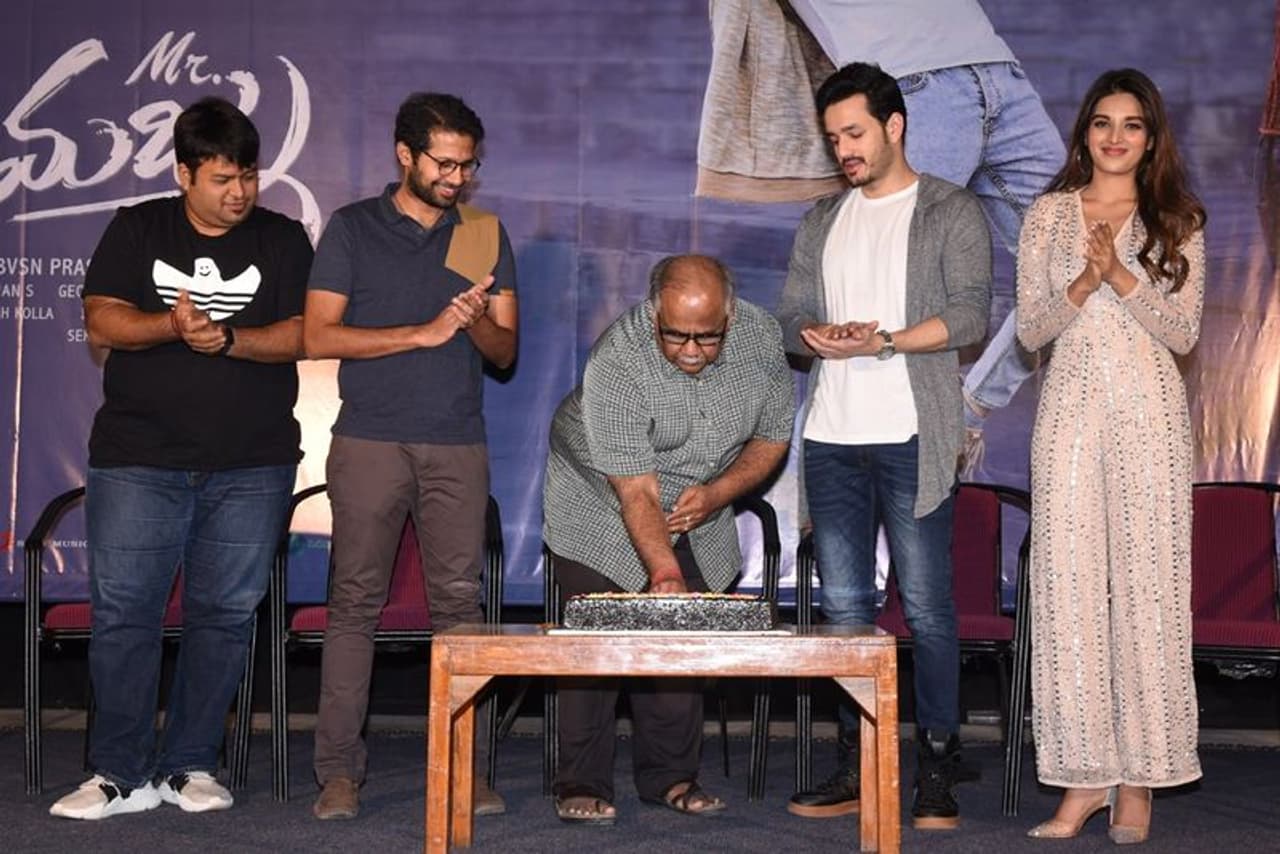 మిస్టర్ మజ్ను సక్సెస్ మీట్ (ఫొటోస్) మిస్టర్ మజ్ను సక్సెస్ మీట్ (ఫొటోస్)