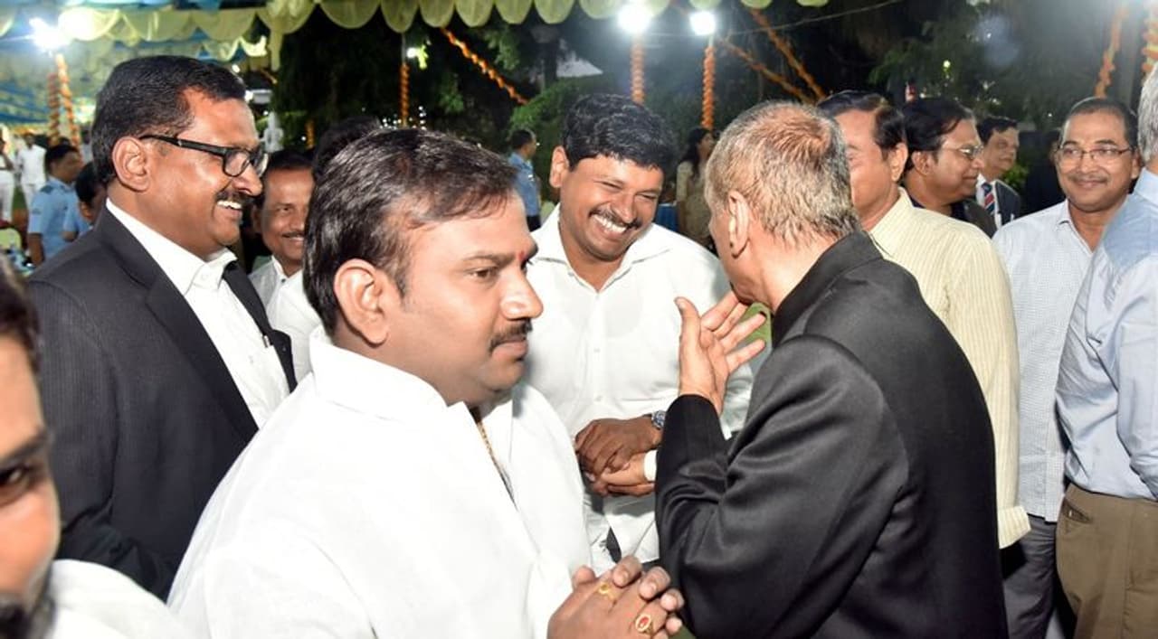 ఎట్ హోంలో కేసీఆర్: పవన్ తో ముచ్చట్లు, జానాతో కౌగలింత ఎట్ హోంలో కేసీఆర్: పవన్ తో ముచ్చట్లు, జానాతో కౌగలింత