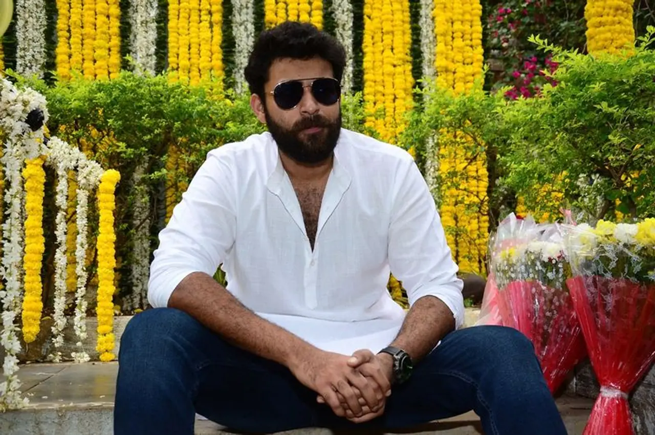 వరుణ్ తేజ్ 6’ 4” ప్రస్తుతం కిరణ్ కొర్రపాటి అనే కొత్త దర్శకుడితో వరుణ్ తన పదవ సినిమా చేస్తున్నాడు. బాక్సింగ్ బ్యాక్ డ్రాప్ లో ఆ సినిమా తెరకెక్కుతోంది. వరుణ్ తేజ్ 6’ 4” ప్రస్తుతం కిరణ్ కొర్రపాటి అనే కొత్త దర్శకుడితో వరుణ్ తన పదవ సినిమా చేస్తున్నాడు. బాక్సింగ్ బ్యాక్ డ్రాప్ లో ఆ సినిమా తెరకెక్కుతోంది.