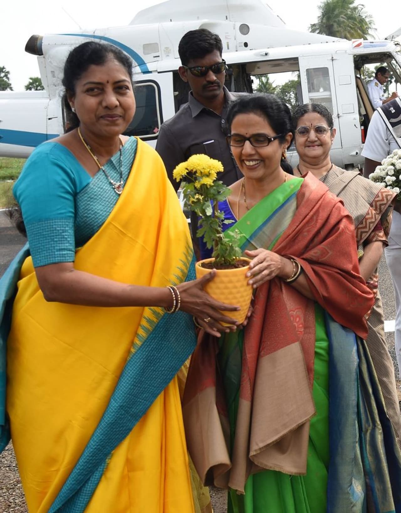 కొమరోలులో చంద్రబాబు దంపతులు(ఫోటోలు) కొమరోలులో చంద్రబాబు దంపతులు(ఫోటోలు)