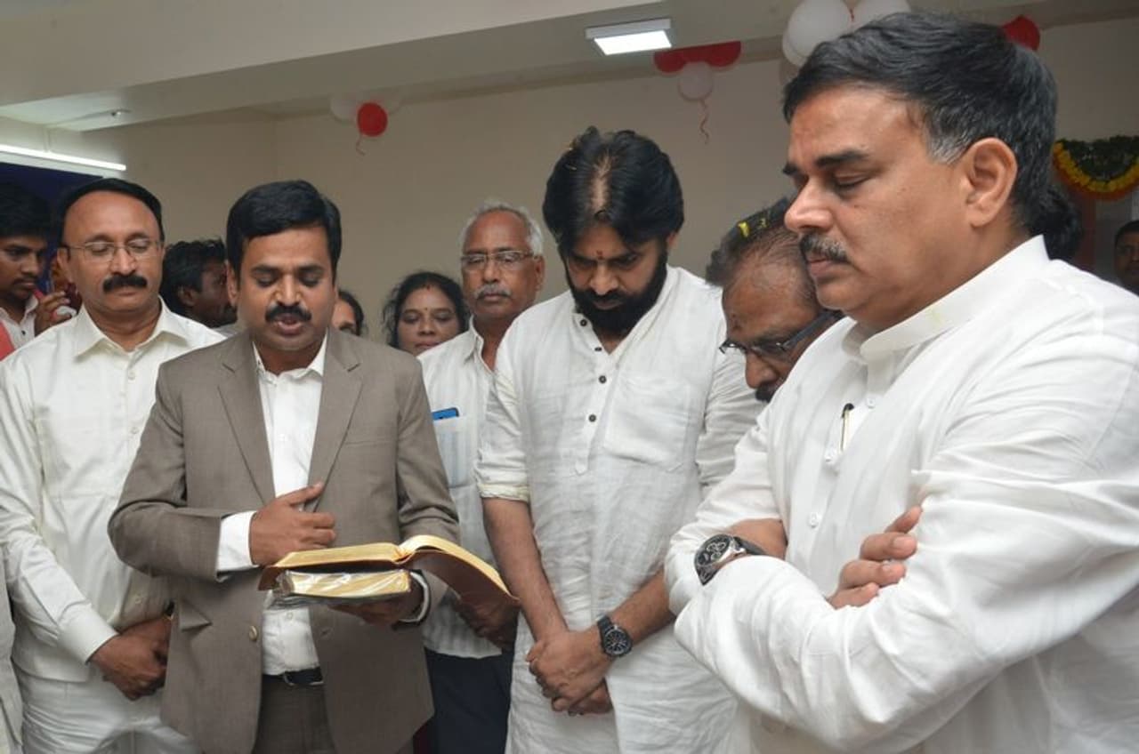 తెనాలి అభ్యర్థిగా నాదెండ్ల మనోహర్ పేరును, గుంటూరు అభ్యర్థిగా తోట చంద్రశేఖర్ పేరును పవన్ కల్యాణ్ ప్రకటించారు. పార్టీ కార్యాలయంలో పూజలు నిర్వహించారు. మతపెద్దలు సర్వమత ప్రార్థనలు నిర్వహించి, పవన్ కల్యాణ్ గారిని ఆశీర్వదించారు. తెనాలి అభ్యర్థిగా నాదెండ్ల మనోహర్ పేరును, గుంటూరు అభ్యర్థిగా తోట చంద్రశేఖర్ పేరును పవన్ కల్యాణ్ ప్రకటించారు. పార్టీ కార్యాలయంలో పూజలు నిర్వహించారు. మతపెద్దలు సర్వమత ప్రార్థనలు నిర్వహించి, పవన్ కల్యాణ్ గారిని ఆశీర్వదించారు.