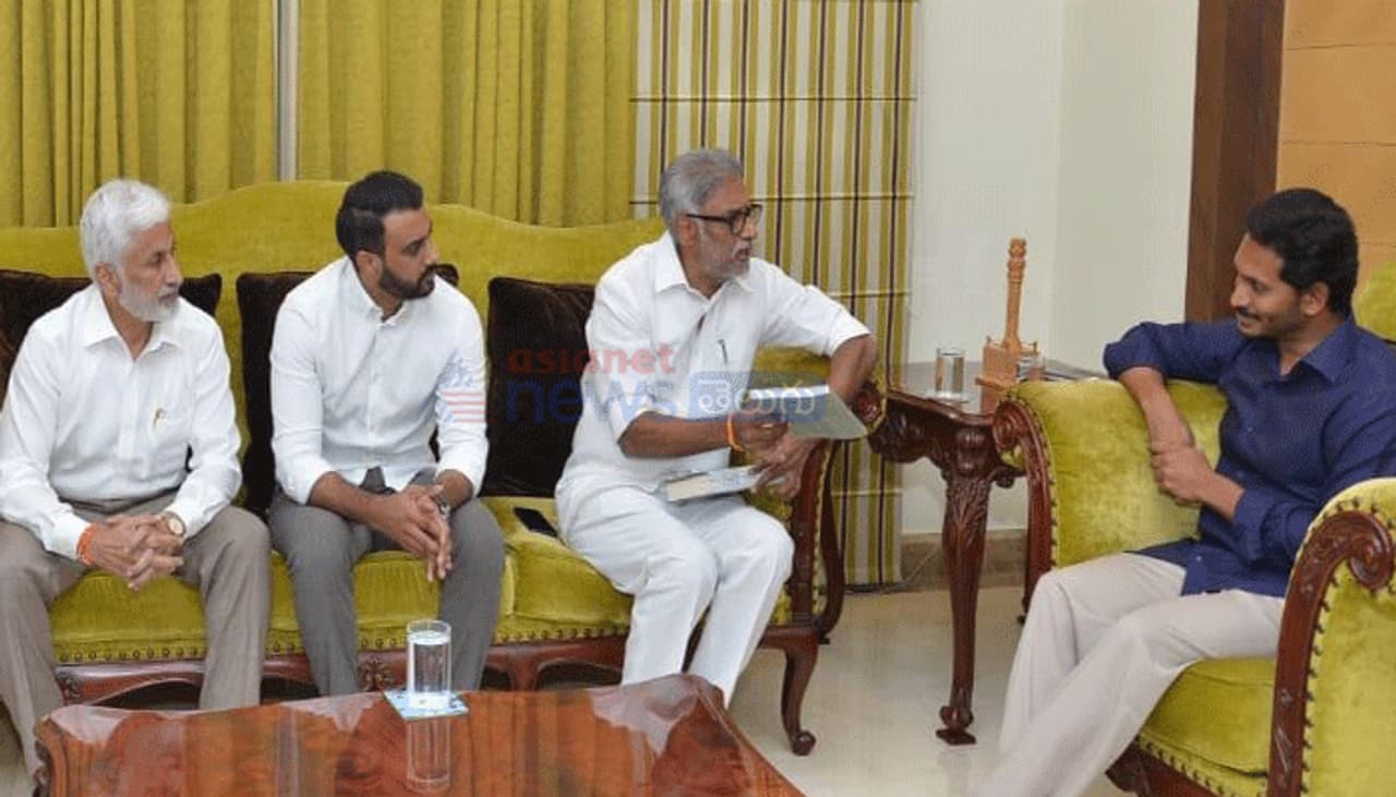 మాజీ మంత్రి దగ్గుబాటి వెంకటేశ్వరరావు తనయుడు హితేష్‌ వైసీపీలో చేరనున్నారు. కొన్ని సాంకేతిక కారణాలతో హితేష్ వైసీపీలో చేరిక ఆలస్యం కానున్నట్టు తెలుస్తోంది. పర్చూరు నియోజకవర్గానికి హితేష్‌ను సమన్వయకర్తగా నియమించేందుకు కూడ టెక్నికల్ అంశాలే కారణంగా ఆ పార్టీ నేతలు చెబుతున్నారు.