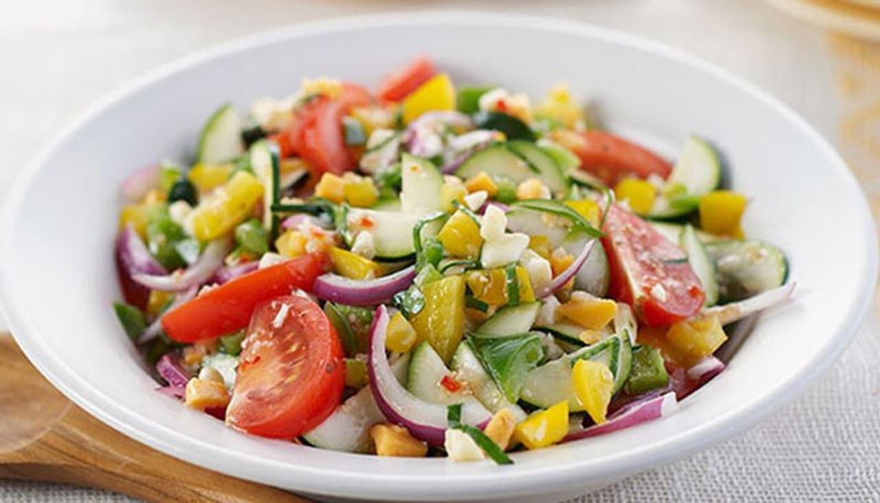 <p>ದೈನಂದಿನ ಆಹಾರದಲ್ಲಿ (ಡಯಟ್) ಸಲಾಡ್ ಸೇರಿಸಬೇಕು. ಸಲಾಡ್ಗಳಲ್ಲಿ ಇರುವ ಫೈಬರ್ ತೂಕವನ್ನು ನಿಯಂತ್ರಿಸುತ್ತದೆ. ಆದ್ದರಿಂದ ಬೇಸಿಗೆಯಲ್ಲಿ ಹಣ್ಣಿನ ಸಲಾಡ್ಸ್, ತರಕಾರಿ ಮಿಕ್ಸಡ್ ಸಲಾಡ್ಗಳು ಇತ್ಯಾದಿಗಳ ಸೇವನೆ ಮೂಲಕ ನಿಮ್ಮನ್ನು ಆರೋಗ್ಯವಾಗಿರಿಸಬಹುದು. </p> <p>ದೈನಂದಿನ ಆಹಾರದಲ್ಲಿ (ಡಯಟ್) ಸಲಾಡ್ ಸೇರಿಸಬೇಕು. ಸಲಾಡ್ಗಳಲ್ಲಿ ಇರುವ ಫೈಬರ್ ತೂಕವನ್ನು ನಿಯಂತ್ರಿಸುತ್ತದೆ. ಆದ್ದರಿಂದ ಬೇಸಿಗೆಯಲ್ಲಿ ಹಣ್ಣಿನ ಸಲಾಡ್ಸ್, ತರಕಾರಿ ಮಿಕ್ಸಡ್ ಸಲಾಡ್ಗಳು ಇತ್ಯಾದಿಗಳ ಸೇವನೆ ಮೂಲಕ ನಿಮ್ಮನ್ನು ಆರೋಗ್ಯವಾಗಿರಿಸಬಹುದು. </p>