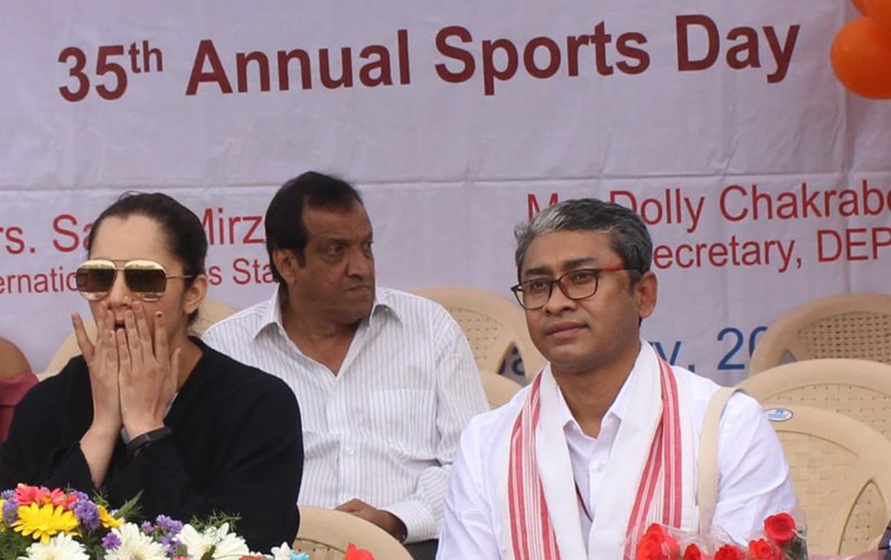 దివ్యాంగులను చూసి అయ్యో పాపం అంటే సరిపోదు.. వారికి సహాయం చేసే దిశగా ఆలోచించాలంటున్నారు టెన్నిస్ స్టార్ సానియా మీర్జా. హైదరాబాద్ నగరం బోయినపల్లిలోని ఎన్ఐఈపీఐడీ 35వ యాన్యువల్ స్పోర్ట్స్ డేకి ఆమె ముఖ్య అతిథిగా హాజరయ్యారు. ఈ సందర్భంగా ఆమె ఆటల పోటీలను ప్రారంభించారు. దివ్యాంగులను చూసి అయ్యో పాపం అంటే సరిపోదు.. వారికి సహాయం చేసే దిశగా ఆలోచించాలంటున్నారు టెన్నిస్ స్టార్ సానియా మీర్జా. హైదరాబాద్ నగరం బోయినపల్లిలోని ఎన్ఐఈపీఐడీ 35వ యాన్యువల్ స్పోర్ట్స్ డేకి ఆమె ముఖ్య అతిథిగా హాజరయ్యారు. ఈ సందర్భంగా ఆమె ఆటల పోటీలను ప్రారంభించారు.