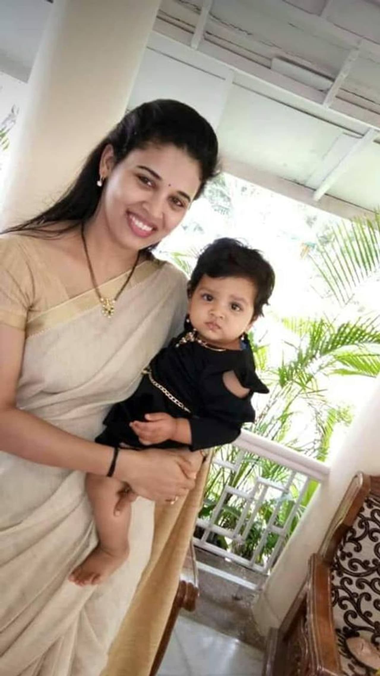 ಪ್ರಸ್ತುತ ಹಾಸನ ಡಿಸಿಯಾಗಿರುವ ರೋಹಿಣಿ ಸಿಂಧೂರಿ ಮೂಲತಃ ತೆಲಂಗಾಣದವರು. ಓದಿದ್ದು ಕೆಮಿಕಲ್ ಎಂಜಿನಿಯರಿಂಗ್. ಪ್ರಸ್ತುತ ಹಾಸನ ಡಿಸಿಯಾಗಿರುವ ರೋಹಿಣಿ ಸಿಂಧೂರಿ ಮೂಲತಃ ತೆಲಂಗಾಣದವರು. ಓದಿದ್ದು ಕೆಮಿಕಲ್ ಎಂಜಿನಿಯರಿಂಗ್.