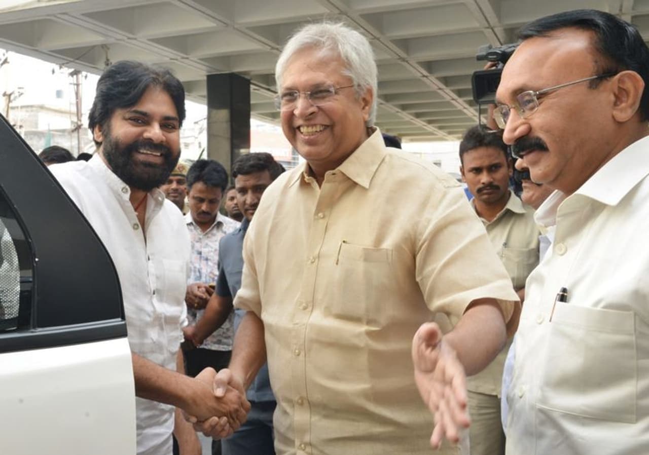 ఉండవల్లి అఖిల పక్ష భేటీలో పవన్, తదితరులు ఉండవల్లి అఖిల పక్ష భేటీలో పవన్, తదితరులు