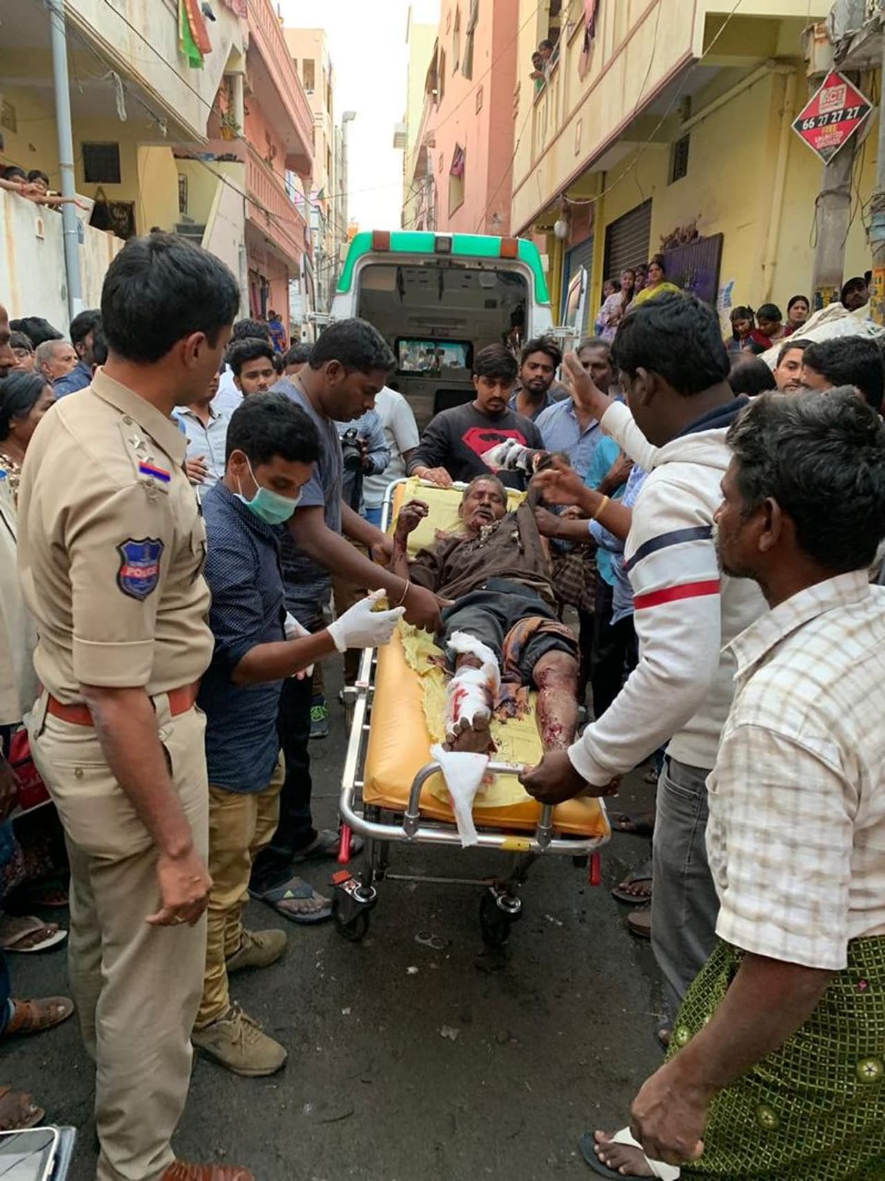 జూహ్లీ హిల్స్ లో పేలుడు (ఫొటోస్) జూహ్లీ హిల్స్ లో పేలుడు (ఫొటోస్)