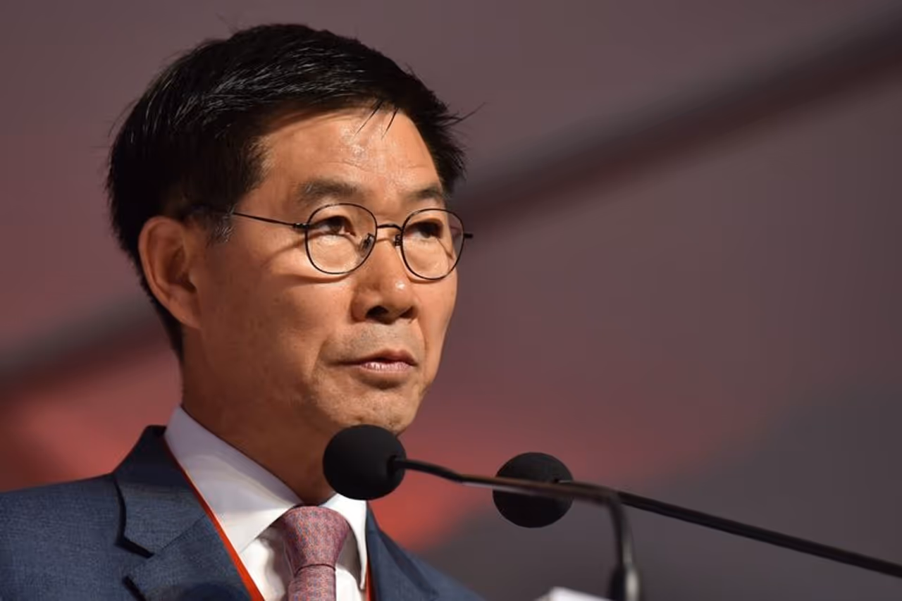 కియా కారుపై చంద్రబాబు స్వారీ (ఫొటోలు) కియా కారుపై చంద్రబాబు స్వారీ (ఫొటోలు)