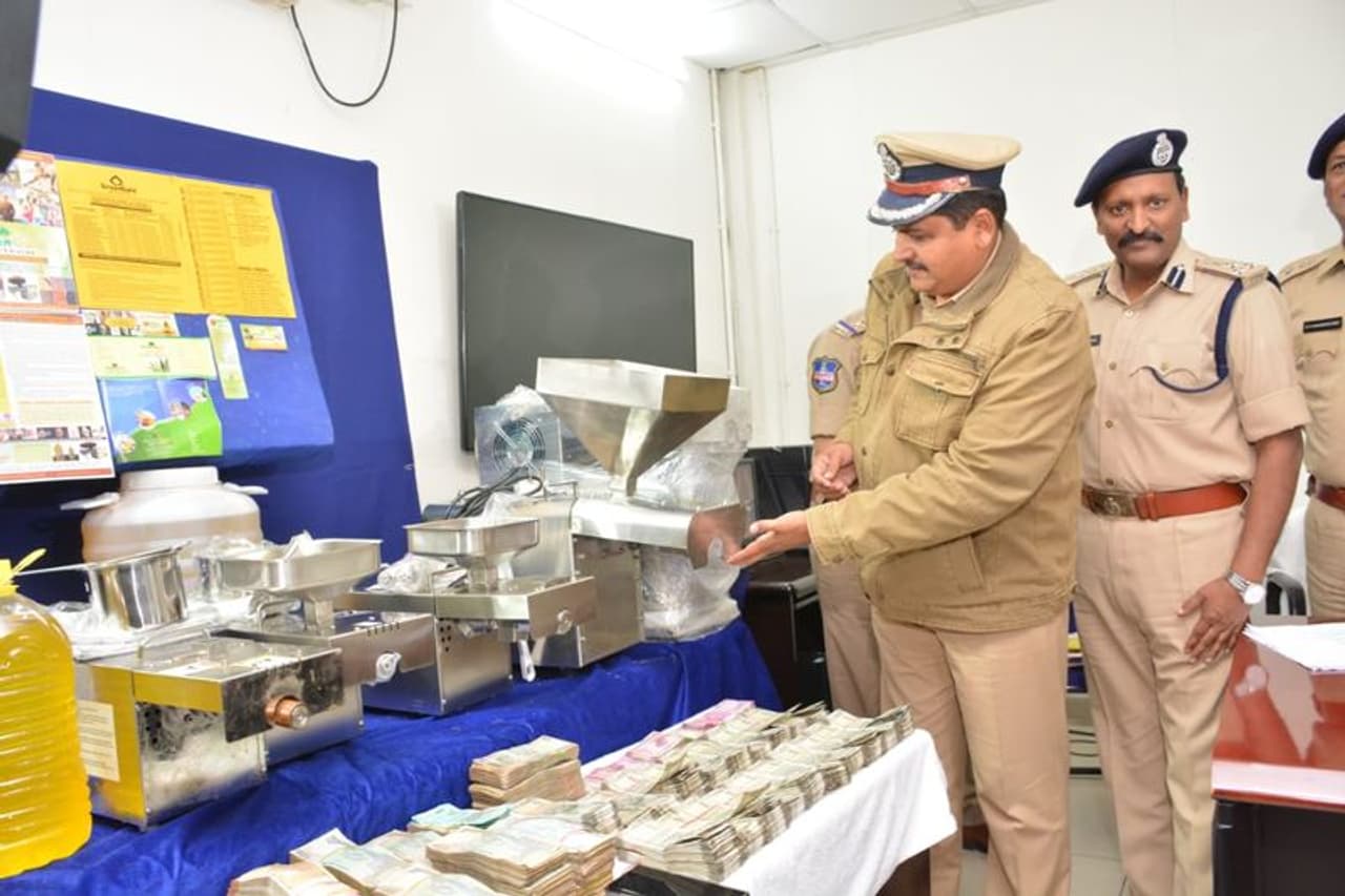 హైదరాబాదులోని ఉప్పల్ కేంద్రంగా అక్రమాలకు పాల్పడిన వీరి నుంచి రూ.5 కోట్ల విలువైన స్థిర,చరాస్తులతో పాటు రూ.21.20లక్షల నగదు, 20లీటర్ల పల్లీనూనె, 20లీటర్ల ఖాళీ క్యాన్లు, సెల్ఫోన్లు స్వాధీనం చేసుకున్నారు. హైదరాబాదులోని ఉప్పల్ కేంద్రంగా అక్రమాలకు పాల్పడిన వీరి నుంచి రూ.5 కోట్ల విలువైన స్థిర,చరాస్తులతో పాటు రూ.21.20లక్షల నగదు, 20లీటర్ల పల్లీనూనె, 20లీటర్ల ఖాళీ క్యాన్లు, సెల్ఫోన్లు స్వాధీనం చేసుకున్నారు.