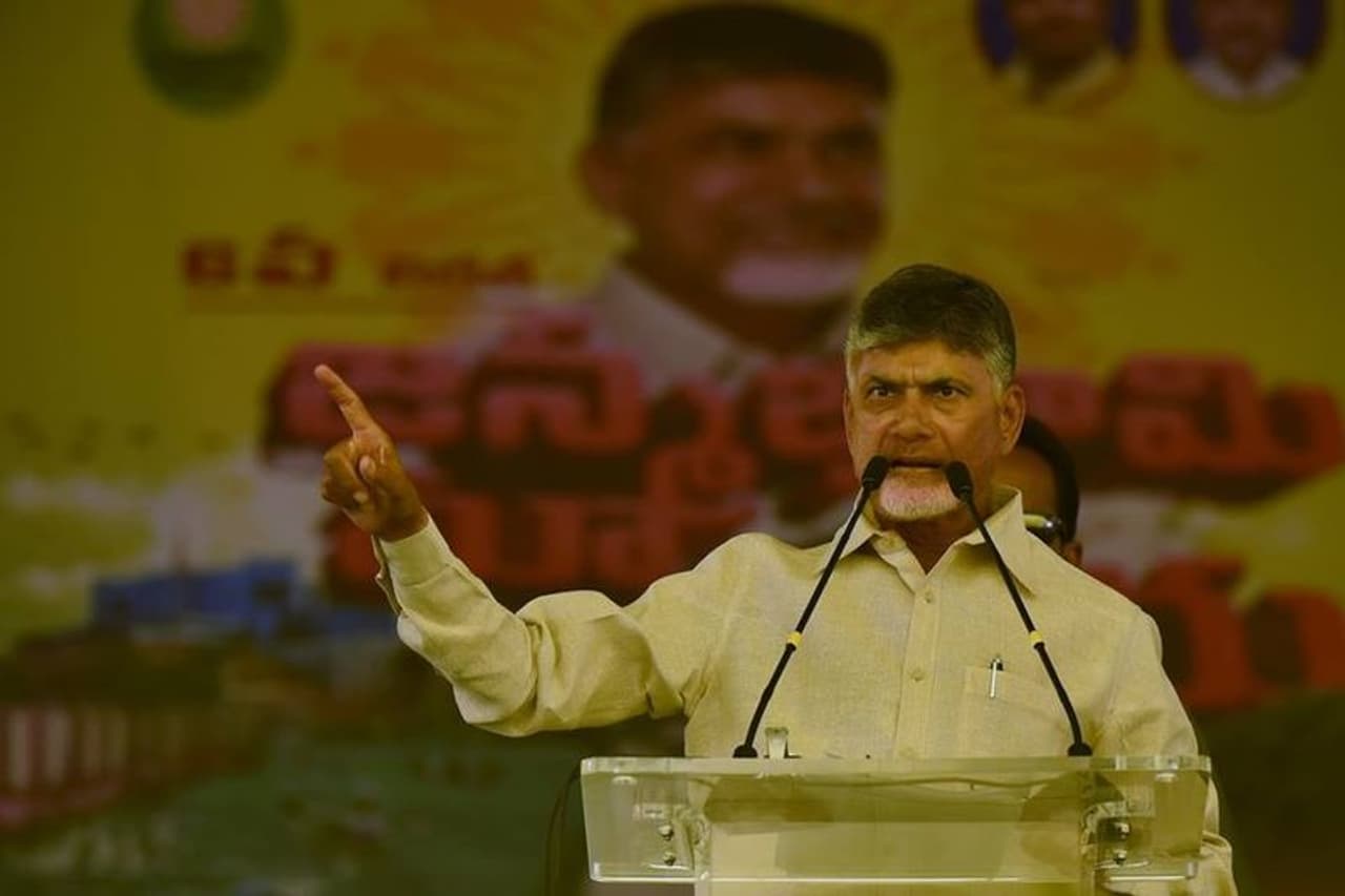 కర్నూల్ జిల్లాలోని రెండు పార్లమెంట్ నియోజకవర్గాలతో అత్యధిక అసెంబ్లీ స్థానాలను కైవసం చేసుకోవాలని టీడీపీ చీప్ ప్లాన్ చేస్తున్నారు. ఇందులో భాగంగానే కోట్ల ఫ్యామిలీకి టీడీపీలోకి ఆహ్వానం పలికారు.కోట్ల ఫ్యామిలీ ఫిబ్రవరి 6వ తేదీన టీడీపీలో చేరే అవకాశం ఉంది. కర్నూల్ జిల్లాలోని రెండు పార్లమెంట్ నియోజకవర్గాలతో అత్యధిక అసెంబ్లీ స్థానాలను కైవసం చేసుకోవాలని టీడీపీ చీప్ ప్లాన్ చేస్తున్నారు. ఇందులో భాగంగానే కోట్ల ఫ్యామిలీకి టీడీపీలోకి ఆహ్వానం పలికారు.కోట్ల ఫ్యామిలీ ఫిబ్రవరి 6వ తేదీన టీడీపీలో చేరే అవకాశం ఉంది.