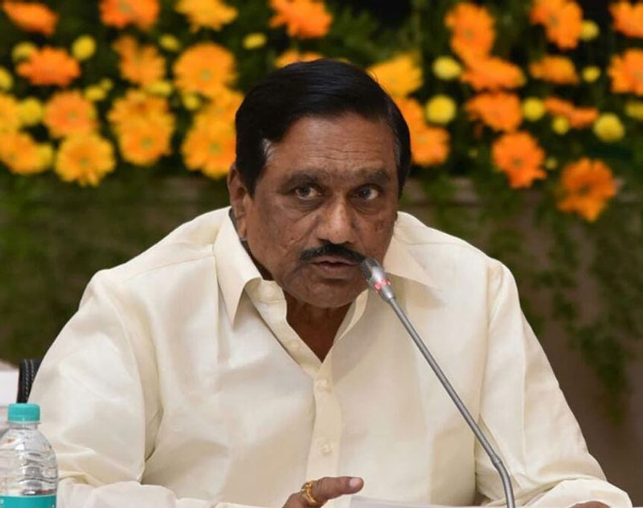 కర్నూల్ జిల్లా టీడీపీ రాజకీయాలు మరింత వేడేక్కుతున్నాయి. కోట్ల ఫ్యామిలీ టీడీపీలో చేరే విషయం తనతో ఏపీ సీఎం చంద్రబాబునాయుడు చర్చించలేదని ఏపీ డిప్యూటీ సీఎం కేఈ కృష్ణమూర్తి చేసిన ప్రకటన చర్చనీయాంశంగా మారింది. కోట్ల ఫ్యామిలీ టీడీపీలో చేరిక విషయాన్ని కేఈకి ముందుగానే సమాచారం ఇచ్చినట్టుగా టీడీపీ వర్గాలు చెబుతున్నా ఈ విషయం తనకు తెలియదని కూడ కేఈ ప్రకటించడం గమనార్హం. కర్నూల్ జిల్లా టీడీపీ రాజకీయాలు మరింత వేడేక్కుతున్నాయి. కోట్ల ఫ్యామిలీ టీడీపీలో చేరే విషయం తనతో ఏపీ సీఎం చంద్రబాబునాయుడు చర్చించలేదని ఏపీ డిప్యూటీ సీఎం కేఈ కృష్ణమూర్తి చేసిన ప్రకటన చర్చనీయాంశంగా మారింది. కోట్ల ఫ్యామిలీ టీడీపీలో చేరిక విషయాన్ని కేఈకి ముందుగానే సమాచారం ఇచ్చినట్టుగా టీడీపీ వర్గాలు చెబుతున్నా ఈ విషయం తనకు తెలియదని కూడ కేఈ ప్రకటించడం గమనార్హం.