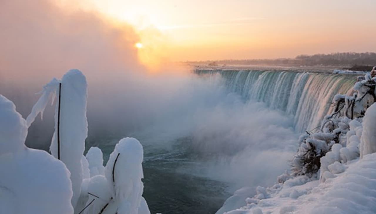 ಕೆನಡಾದಲ್ಲಿರುವ ವಿಶ್ವ ಪ್ರಸಿದ್ಧ ನಯಾಗರಾ ಜಲಪಾತ ಸದ್ಯ ನಿಂತ ನೀರಾಗಿದೆ. ಜಲಪಾತದ ಬಹುತೇಕ ಭಾಗ ಕಡಿಮೆ ತಾಪಮಾನದಿಂದಾಗಿ ಮಂಜುಗಡ್ಡೆಯಾಗಿ ಮಾರ್ಪಾಡಾಗಿದೆ. ಕೆನಡಾದಲ್ಲಿರುವ ವಿಶ್ವ ಪ್ರಸಿದ್ಧ ನಯಾಗರಾ ಜಲಪಾತ ಸದ್ಯ ನಿಂತ ನೀರಾಗಿದೆ. ಜಲಪಾತದ ಬಹುತೇಕ ಭಾಗ ಕಡಿಮೆ ತಾಪಮಾನದಿಂದಾಗಿ ಮಂಜುಗಡ್ಡೆಯಾಗಿ ಮಾರ್ಪಾಡಾಗಿದೆ.