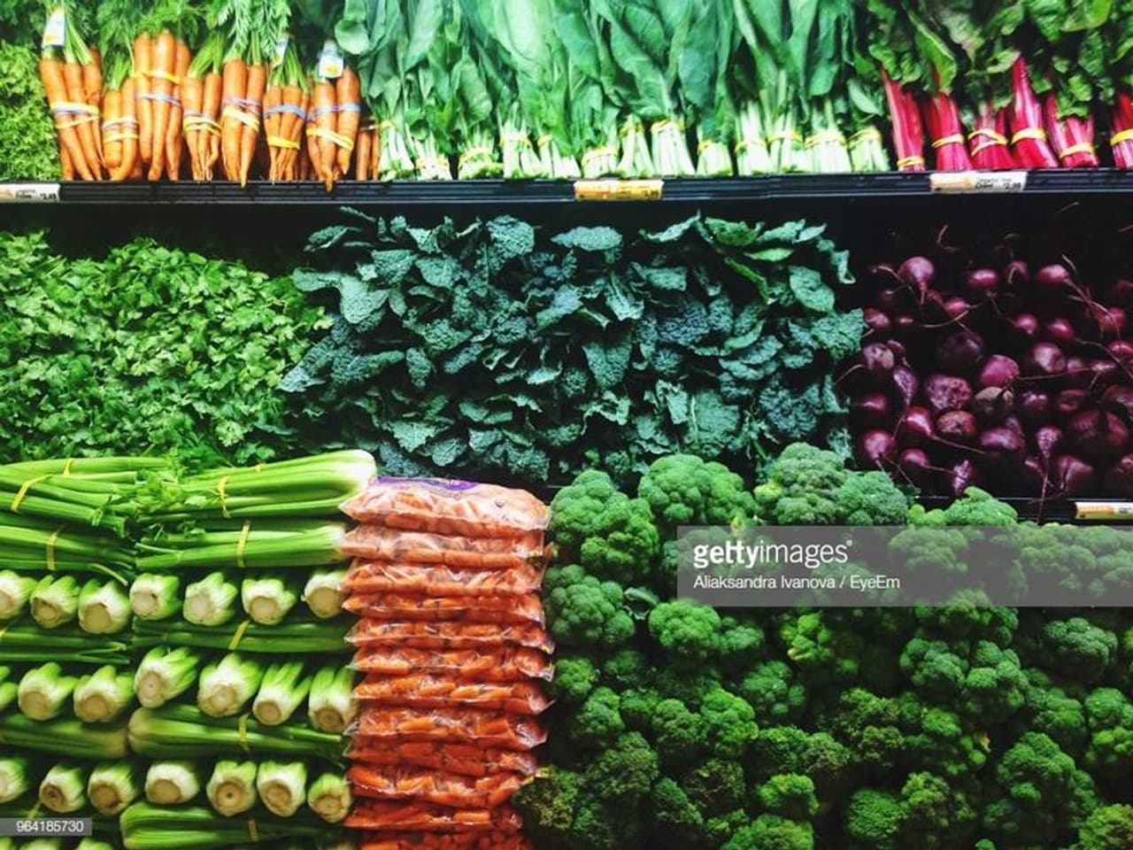 తాజా కూరగాయలు, ఆకుకూరలు తినడం వల్ల అందులో ఉన్న న్యూట్రియెంట్స్, యాంటీ ఆక్సిడెంట్స్ వల్ల శరీరానికి మేలు చేస్తాయి. వాటిలో కార్బోహైడ్రేట్స్ ఉన్నప్పటికీ ఫైబర్ శాతం జీర్ణశక్తిని పెంచి బరువుతగ్గించడంలో ముఖ్య పాత్ర పోషిస్తాయి. బరువు తగ్గాలనుకునేవారు రెగ్యులర్గా వీటిని తీసుకోవడం చాలా మంచిది. తాజా కూరగాయలు, ఆకుకూరలు తినడం వల్ల అందులో ఉన్న న్యూట్రియెంట్స్, యాంటీ ఆక్సిడెంట్స్ వల్ల శరీరానికి మేలు చేస్తాయి. వాటిలో కార్బోహైడ్రేట్స్ ఉన్నప్పటికీ ఫైబర్ శాతం జీర్ణశక్తిని పెంచి బరువుతగ్గించడంలో ముఖ్య పాత్ర పోషిస్తాయి. బరువు తగ్గాలనుకునేవారు రెగ్యులర్గా వీటిని తీసుకోవడం చాలా మంచిది.