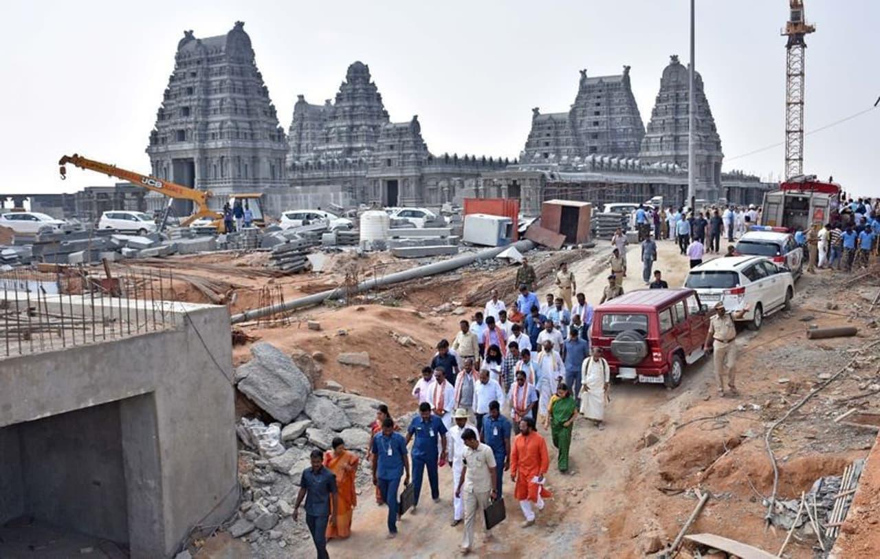 యాదాద్రిలో నిర్మాణాలను పరిశీలించిన కేసీఆర్ (ఫోటోలు) యాదాద్రిలో నిర్మాణాలను పరిశీలించిన కేసీఆర్ (ఫోటోలు)