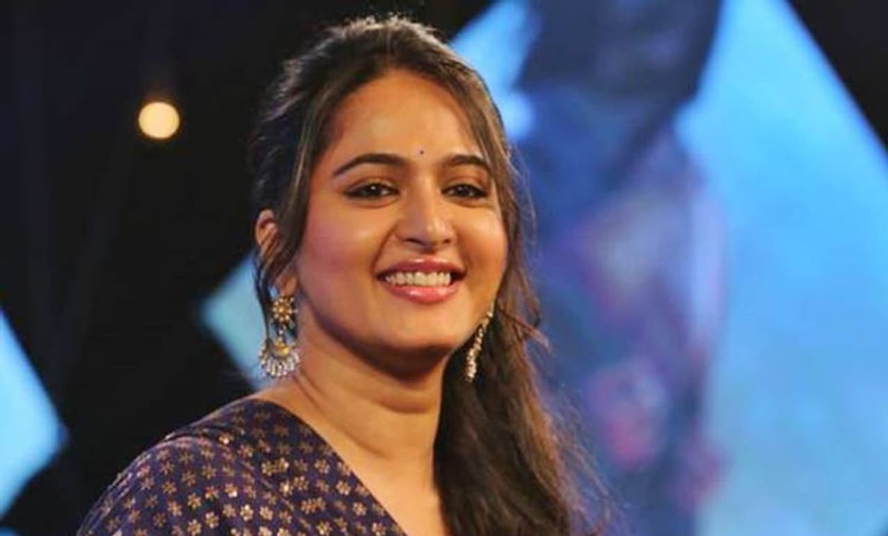 దక్షిణాది అగ్ర హీరోయిన్ గా వెలుగొందుతోన్న అనుష్క శెట్టి.. ఒక్కో సినిమా రూ.2 నుండి 3 కోట్లు రెమ్యునరేషన్ గా తీసుకుంటుంది. తన సక్సెస్ రేట్ కారణంగా ఇప్పుడు పారితోషికం మరింత పెంచే ఛాన్స్ ఉంది. దక్షిణాది అగ్ర హీరోయిన్ గా వెలుగొందుతోన్న అనుష్క శెట్టి.. ఒక్కో సినిమా రూ.2 నుండి 3 కోట్లు రెమ్యునరేషన్ గా తీసుకుంటుంది. తన సక్సెస్ రేట్ కారణంగా ఇప్పుడు పారితోషికం మరింత పెంచే ఛాన్స్ ఉంది.