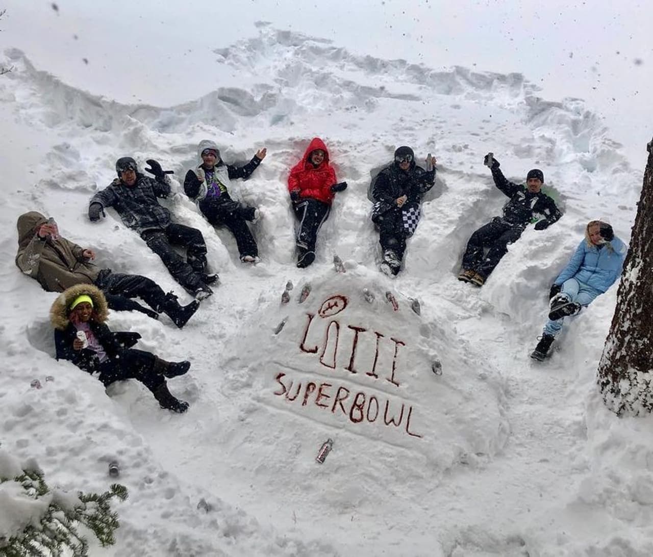 प्रियंका चोपड़ा और निक जोनस इन दिनों अपने पूरे परिवार के साथ भारी बर्फबारी में खूब मजे कर रहे हैं। शादी के बाद प्रियंका निक एक दूसरे के साथ समय बिताने का कोई मौका नहीं छोड़ते और अक्सर एक साथ एंजॉय करते हुए तस्वीरें शेयर करते दिखाई देते हैं। दोनों अपने सोशल मीडिया अकाउंट पर तस्वीरें शेयर करते रहते हैं। प्रियंका चोपड़ा और निक जोनस इन दिनों अपने पूरे परिवार के साथ भारी बर्फबारी में खूब मजे कर रहे हैं। शादी के बाद प्रियंका निक एक दूसरे के साथ समय बिताने का कोई मौका नहीं छोड़ते और अक्सर एक साथ एंजॉय करते हुए तस्वीरें शेयर करते दिखाई देते हैं। दोनों अपने सोशल मीडिया अकाउंट पर तस्वीरें शेयर करते रहते हैं।