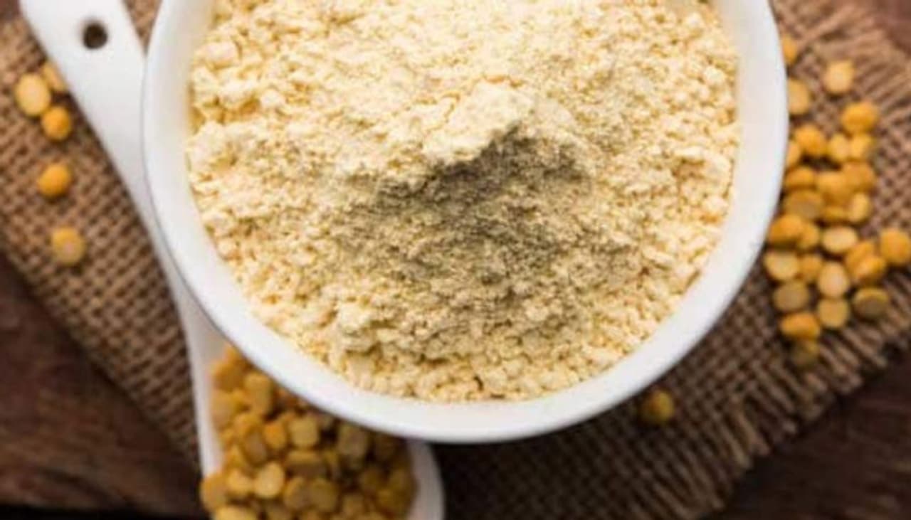 <p>ವಾಸ್ತವವಾಗಿ, ಎಲ್ಲಾ ರೀತಿಯ ಬ್ರಾಂಡ್ಗಳ ಕಡ್ಲೆ ಹಿಟ್ಟು ಮಾರುಕಟ್ಟೆಯಲ್ಲಿ ಲಭ್ಯವಿದೆ. ಪ್ರತಿಯೊಬ್ಬರೂ ಪರಿಶುದ್ಧತೆಯನ್ನು ಖಾತರಿಪಡಿಸುತ್ತಾರೆ, ಆದರೆ ಗ್ರಾಹಕನಿಗೆ ತಾನು ಖರೀದಿಸುತ್ತಿರುವ ಬೆಸನ್ ಶುದ್ಧ ಅಥವಾ ಕಲಬೆರಕೆ ಎಂದು ತಿಳಿದಿಲ್ಲ. ನಿಜವಾದ ಮತ್ತು ನಕಲಿ ಕಡ್ಲೆ ಹಿಟ್ಟನ್ನು ಗುರುತಿಸಲು ಬಯಸಿದರೆ, ಈ ಸುದ್ದಿ ನಿಮಗೆ ಉಪಯುಕ್ತ.</p> <p>ವಾಸ್ತವವಾಗಿ, ಎಲ್ಲಾ ರೀತಿಯ ಬ್ರಾಂಡ್ಗಳ ಕಡ್ಲೆ ಹಿಟ್ಟು ಮಾರುಕಟ್ಟೆಯಲ್ಲಿ ಲಭ್ಯವಿದೆ. ಪ್ರತಿಯೊಬ್ಬರೂ ಪರಿಶುದ್ಧತೆಯನ್ನು ಖಾತರಿಪಡಿಸುತ್ತಾರೆ, ಆದರೆ ಗ್ರಾಹಕನಿಗೆ ತಾನು ಖರೀದಿಸುತ್ತಿರುವ ಬೆಸನ್ ಶುದ್ಧ ಅಥವಾ ಕಲಬೆರಕೆ ಎಂದು ತಿಳಿದಿಲ್ಲ. ನಿಜವಾದ ಮತ್ತು ನಕಲಿ ಕಡ್ಲೆ ಹಿಟ್ಟನ್ನು ಗುರುತಿಸಲು ಬಯಸಿದರೆ, ಈ ಸುದ್ದಿ ನಿಮಗೆ ಉಪಯುಕ್ತ.</p>