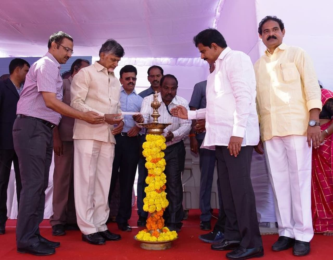 కొండపల్లి ఖిల్లా ఉత్సవాల్లో పాల్గొన్న చంద్రబాబు కొండపల్లి ఖిల్లా ఉత్సవాల్లో పాల్గొన్న చంద్రబాబు