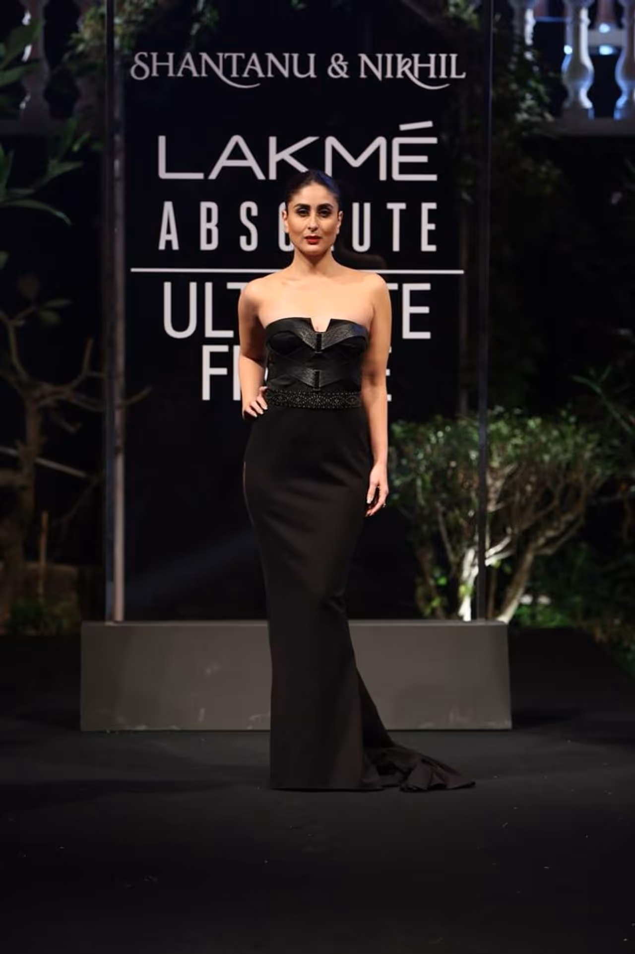 बॉलीवुड अभिनेत्री करीना कपूर ने चल रहे लैक्मे फैशन वीक में रैंप कर केकहर बरपाया। करीना इतनी खूबसूरत लग रही थी कि किसी का भी उनपर से नजरे हटाना बेहद मूश्किल था। बॉलीवुड अभिनेत्री करीना कपूर ने चल रहे लैक्मे फैशन वीक में रैंप कर केकहर बरपाया। करीना इतनी खूबसूरत लग रही थी कि किसी का भी उनपर से नजरे हटाना बेहद मूश्किल था।