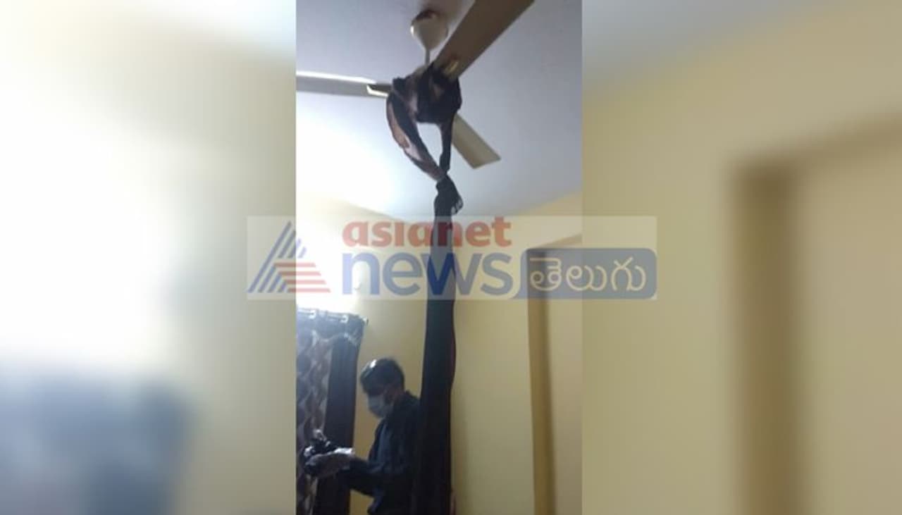 ప్రముఖ బుల్లితెర నటి ఝాన్సీ ఆత్మహత్య చేసుకున్నారు. శ్రీనగర్ కాలనీలోని సాయి అపార్ట్మెంట్లోని తన నివాసంలో ఝాన్సీ ఫ్యాన్కు ఉరేసుకుని బలవన్మరణానికి పాల్పడ్డారు. తెలుగులో పలు సీరియళ్లలో నటించిన ఆమె మాటీవీలో ప్రసారమయ్యే పవిత్రబంధం సీరియల్ ద్వారా ఝాన్సీ గుర్తింపు పొందారు. ప్రముఖ బుల్లితెర నటి ఝాన్సీ ఆత్మహత్య చేసుకున్నారు. శ్రీనగర్ కాలనీలోని సాయి అపార్ట్మెంట్లోని తన నివాసంలో ఝాన్సీ ఫ్యాన్కు ఉరేసుకుని బలవన్మరణానికి పాల్పడ్డారు. తెలుగులో పలు సీరియళ్లలో నటించిన ఆమె మాటీవీలో ప్రసారమయ్యే పవిత్రబంధం సీరియల్ ద్వారా ఝాన్సీ గుర్తింపు పొందారు.