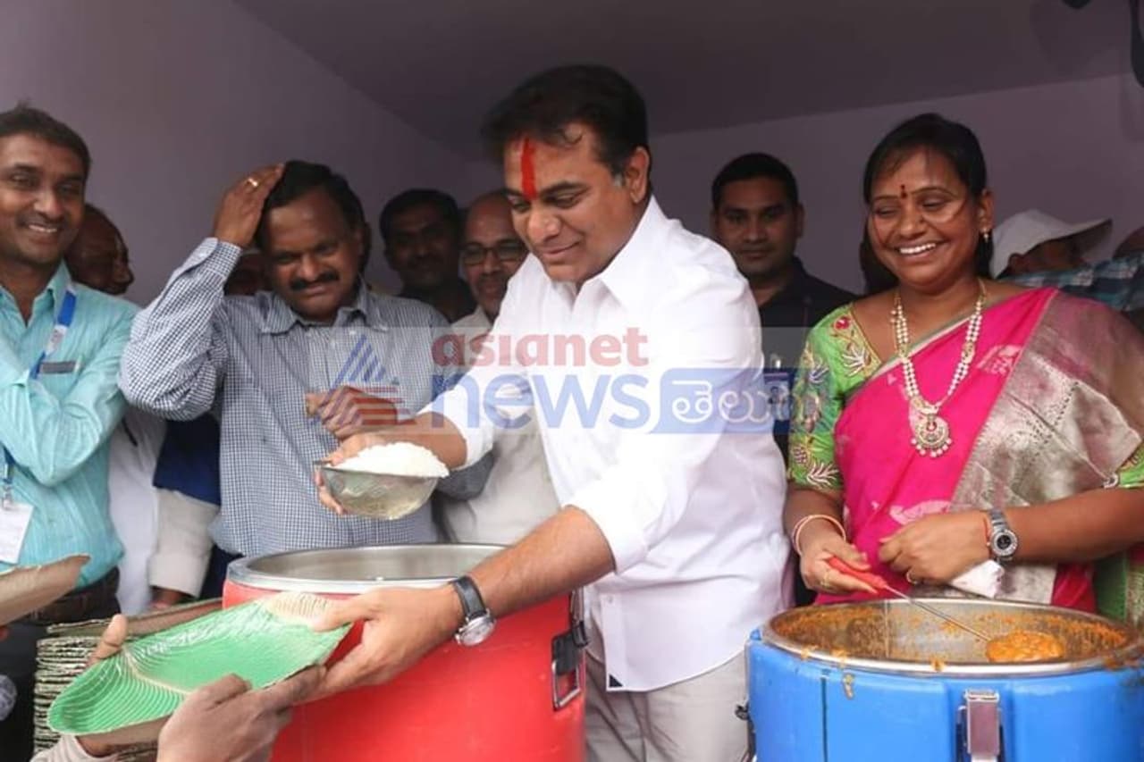 సిరిసిల్లలో రూ.5కే భోజనం: రుచి చూసిన కేటీఆర్